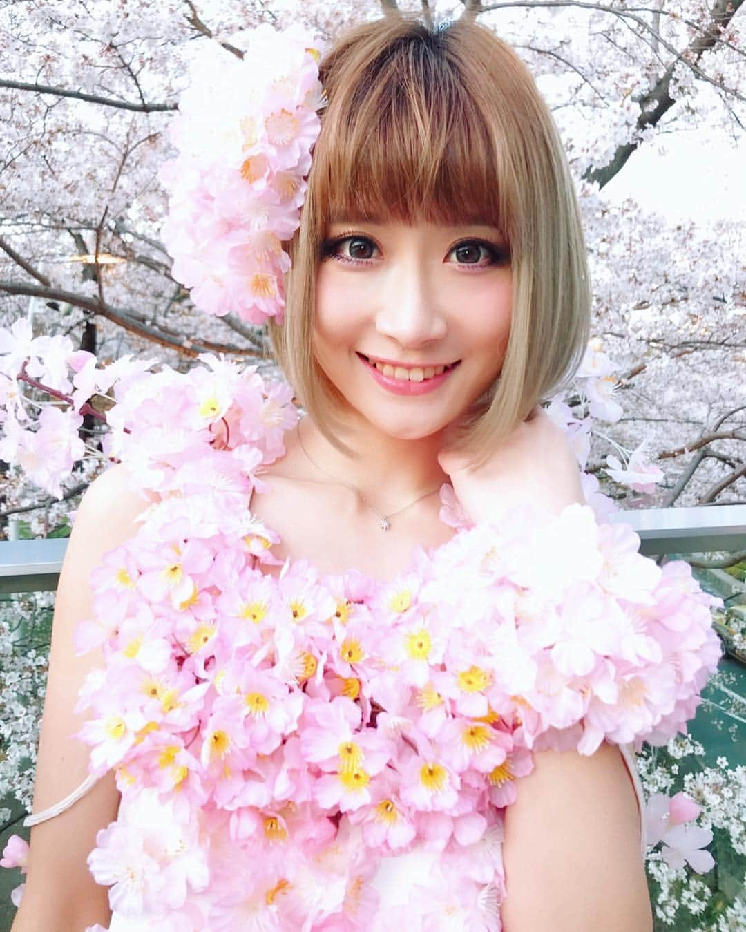 TONEAYUさんのインスタグラム写真 - (TONEAYUInstagram)「🌸🌸桜人間、参上🌸🌸﻿ ﻿ 今年も？！👈お花見するタイミングなかったので、自分が桜になりました(´･ω･` )笑笑﻿ ﻿ ミッドタウンに撮影行ったら、まじで人気者でした👈﻿ ﻿ 写真撮られまくった🤳﻿ ﻿ 桜芸人だと思われた(´･ω･` )﻿ ﻿ そんな桜人間の初のラジオ番組が﻿ 今夜、始まります！！！﻿ ﻿ 4/4(木)FM FUJI ﻿ 【TONEAYUのちょい待ち先生】﻿ ラジオレギュラー番組スタート！﻿ 放送時間 ‪25:30〜26:00‬﻿ ﻿ タイトルやばい👈﻿ ﻿ 是非聴いてください🥺❣️﻿ ﻿ Radikoのタイムフリーでも聴けます❤️﻿ ﻿ #TONEAYU﻿ #ラジオ﻿ #radio﻿ #FMFUJI﻿ #桜﻿ #sakura﻿ #桜人間﻿ #六本木﻿ #ミッドタウン﻿ #japan #TikTok」4月4日 13時13分 - toneayu