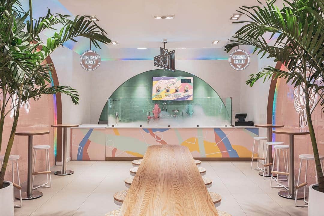 Design Milkさんのインスタグラム写真 - (Design MilkInstagram)「@asthetiquegroup was inspired by the 80s #Memphis design movement when designing the @icescreamny shop in #NewYork. Geometric neon shapes, coordinated LED lights, and pastel hues of pink, blues and yellow draw you into the ice cream shop. The sweet ice cream concoctions make you stay. 🍦photos by Costas Picadas」4月4日 13時05分 - designmilk