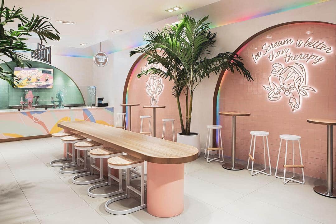 Design Milkさんのインスタグラム写真 - (Design MilkInstagram)「@asthetiquegroup was inspired by the 80s #Memphis design movement when designing the @icescreamny shop in #NewYork. Geometric neon shapes, coordinated LED lights, and pastel hues of pink, blues and yellow draw you into the ice cream shop. The sweet ice cream concoctions make you stay. 🍦photos by Costas Picadas」4月4日 13時05分 - designmilk