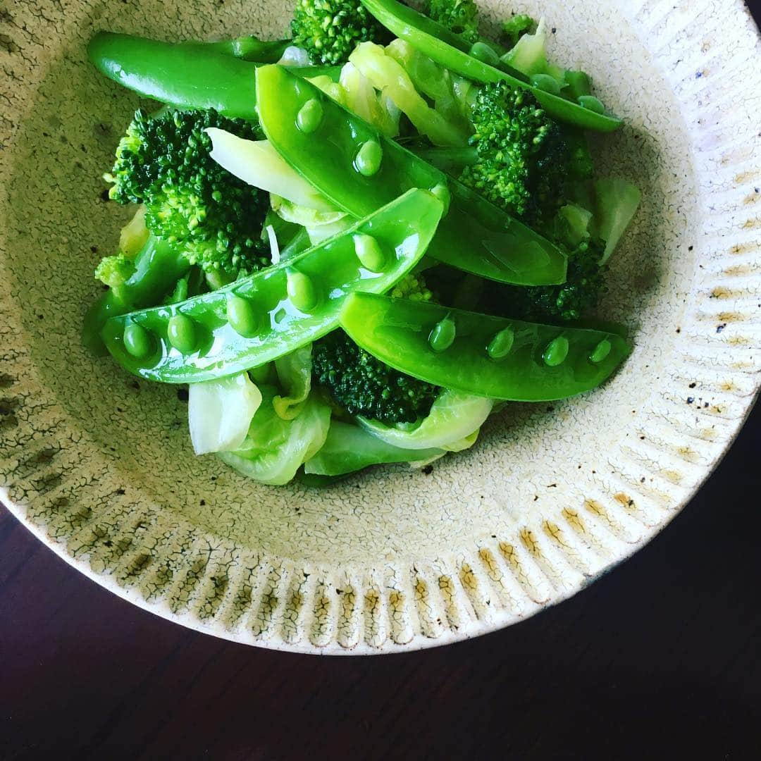 志摩有子さんのインスタグラム写真 - (志摩有子Instagram)「サラダ代わりにゆで春野菜。キャベツ、ブロッコリー、スナップエンドウをさっと茹でて、梅酢であえてオリーブオイルをかけただけ。それだけなのに野菜の甘さが引き立ってなんともいえない美味しさ。梅酢は飯島奈美さんからの頂き物。フレッシュでピュアな味がする。 #春野菜 #紀州のうめ酢 #余宮隆」4月4日 13時10分 - ariko418