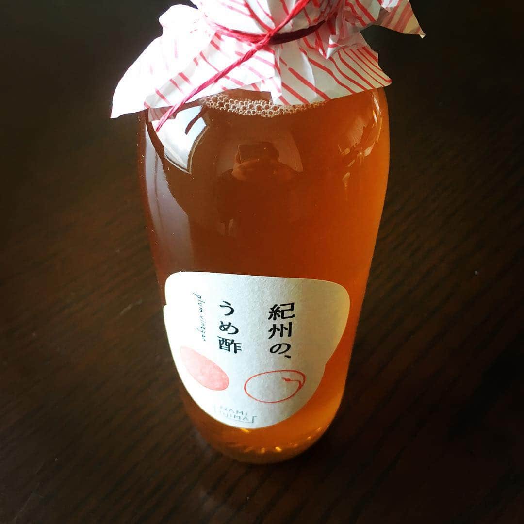 志摩有子さんのインスタグラム写真 - (志摩有子Instagram)「サラダ代わりにゆで春野菜。キャベツ、ブロッコリー、スナップエンドウをさっと茹でて、梅酢であえてオリーブオイルをかけただけ。それだけなのに野菜の甘さが引き立ってなんともいえない美味しさ。梅酢は飯島奈美さんからの頂き物。フレッシュでピュアな味がする。 #春野菜 #紀州のうめ酢 #余宮隆」4月4日 13時10分 - ariko418