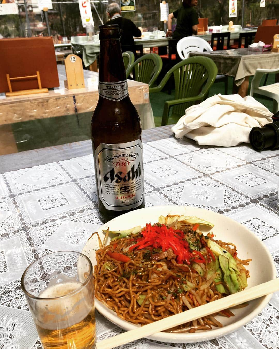 松本素生さんのインスタグラム写真 - (松本素生Instagram)「冷たいビール  昼間からいこうぜ ピータン豆腐  餃子もつけようぜ 部屋着に羽織ったステンカラー 仲直りしよう まだ桜の花咲いてるかな？  頑張れる時頑張って そうじゃない時ゃ踏ん張って 無理しないが無難だって 生きる術を更新！  楽な感じで集まって 予定よりも予感だって 何を口実にしようかな？  冷たいビール  生より瓶がいいな 小さいコップ  薄けれりゃ尚いいぜ 労いと少しの罪悪感 次どこいこう？ あと君がいれば完璧だったよ  頑張れる時頑張って そうじゃない時ゃ踏ん張って 無理しないが無難だって 生きる術を更新！  楽な感じで集まって 予定よりも予感だって 何を口実にしようかな？ あと君がいれば完璧だったよ まだ桜の花咲いてるかな？ #花見は昼がいい #武蔵野園つり堀 #結局焼きそばもいいぜ #油じゃなくてラードで作るのいいぜ」4月4日 13時10分 - sou_matsumoto