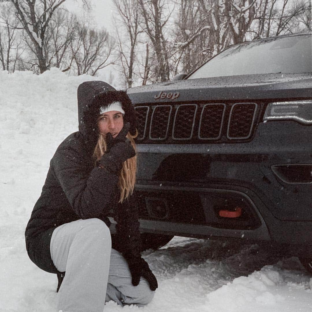 ニッキ・バン ダイクのインスタグラム：「Super excited to officially join the @Jeep team!!! 🚗🚗 I’ll be driving around in this bad boy 😉 And happy #4x4Day to the team! #Jeep4x4Day #JeepWSL #sponsored」