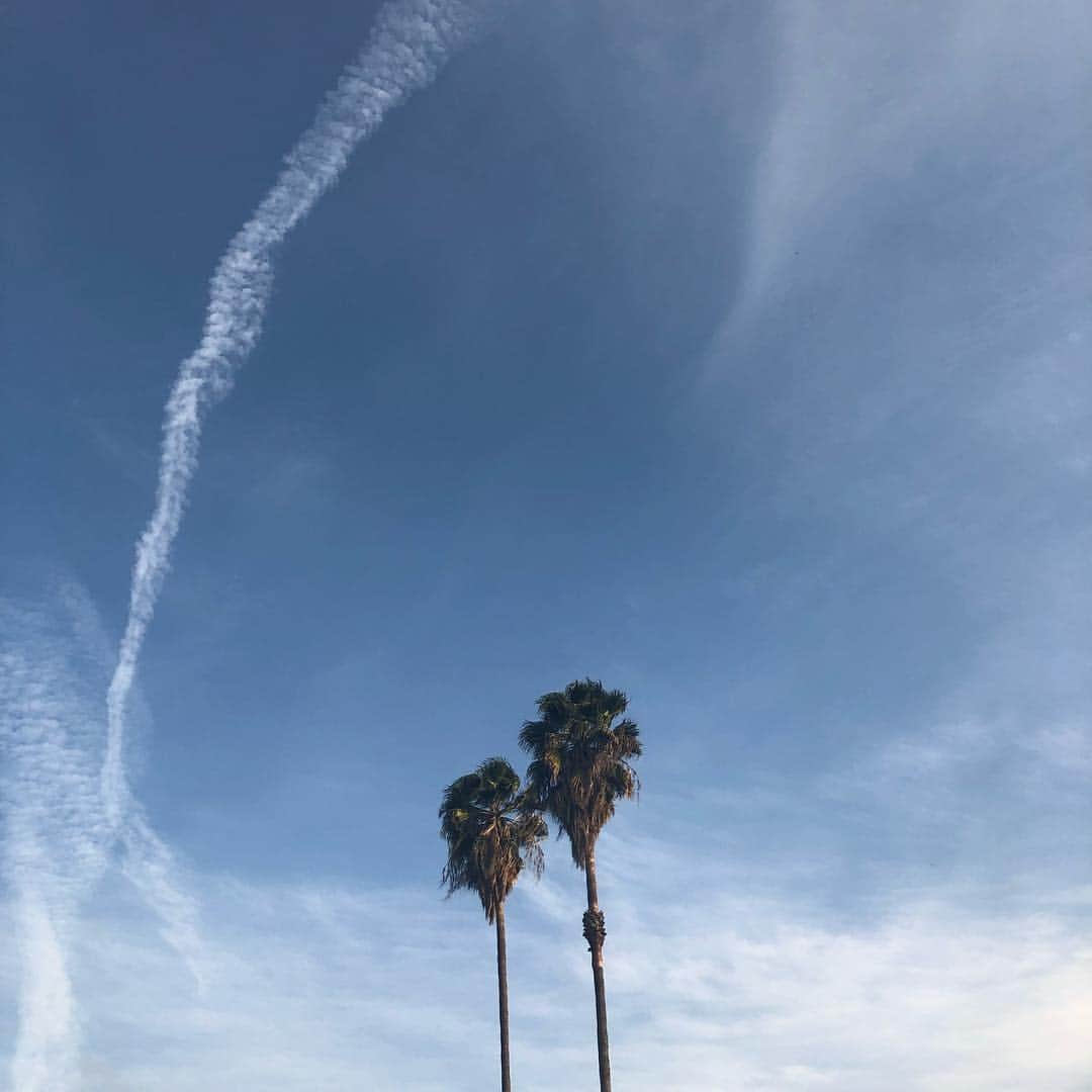 タイラー・ブラックバーンのインスタグラム：「Chem trail or nah?」