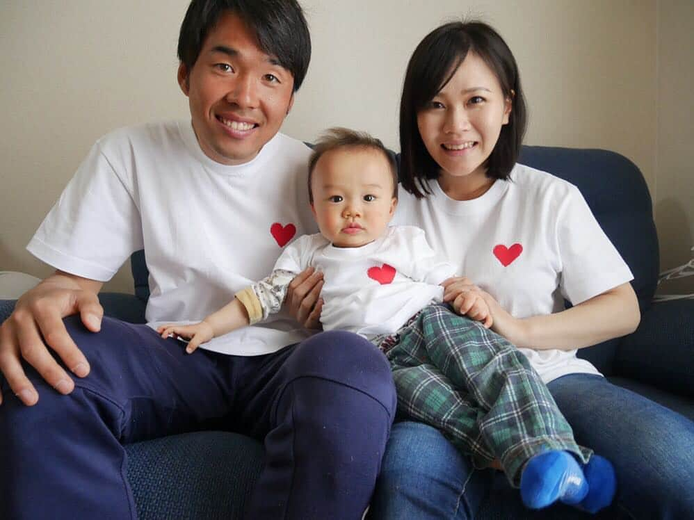 井上香織さんのインスタグラム写真 - (井上香織Instagram)「主人の後輩の仲良しfamilyが送ってくれました📷 ・ わたしがデザインしたTシャツをみんな揃って着てくれて嬉しすぎる♡😆 @1000mari まりちゃん @osamuchan2 修くん ありがとー！！！(๑˃̵ᴗ˂̵)👕 #Tシャツ #井上香織 #オリジナルデザイン #仲良し家族  #リンクコーデ」4月4日 13時14分 - kaorin888