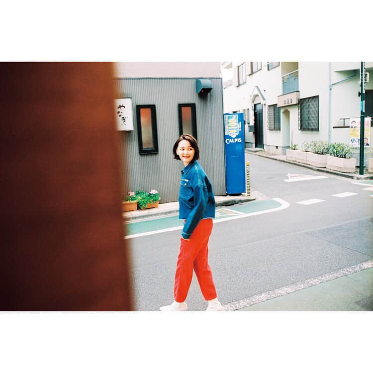 SWITCHさんのインスタグラム写真 - (SWITCHInstagram)「【特集 藤原ヒロシ WEAR YOUR REALITY 発売中】 ❸WRANGLER  SWITCH fashion issue on 20 March 2019.@switch_magazine  2019 SS FASHION STORIES［LUKEWARM］  Costume: #WRANGLER @wranglerjeansjp  Photography: #石田真澄 @8msmsm8  Styling: #小山田孝司 @oyamadakoji  Hair&Make-Up: #足立真利子 #adachimariko  Model: #玉城ティナ @tinapouty」4月4日 13時16分 - switch_magazine