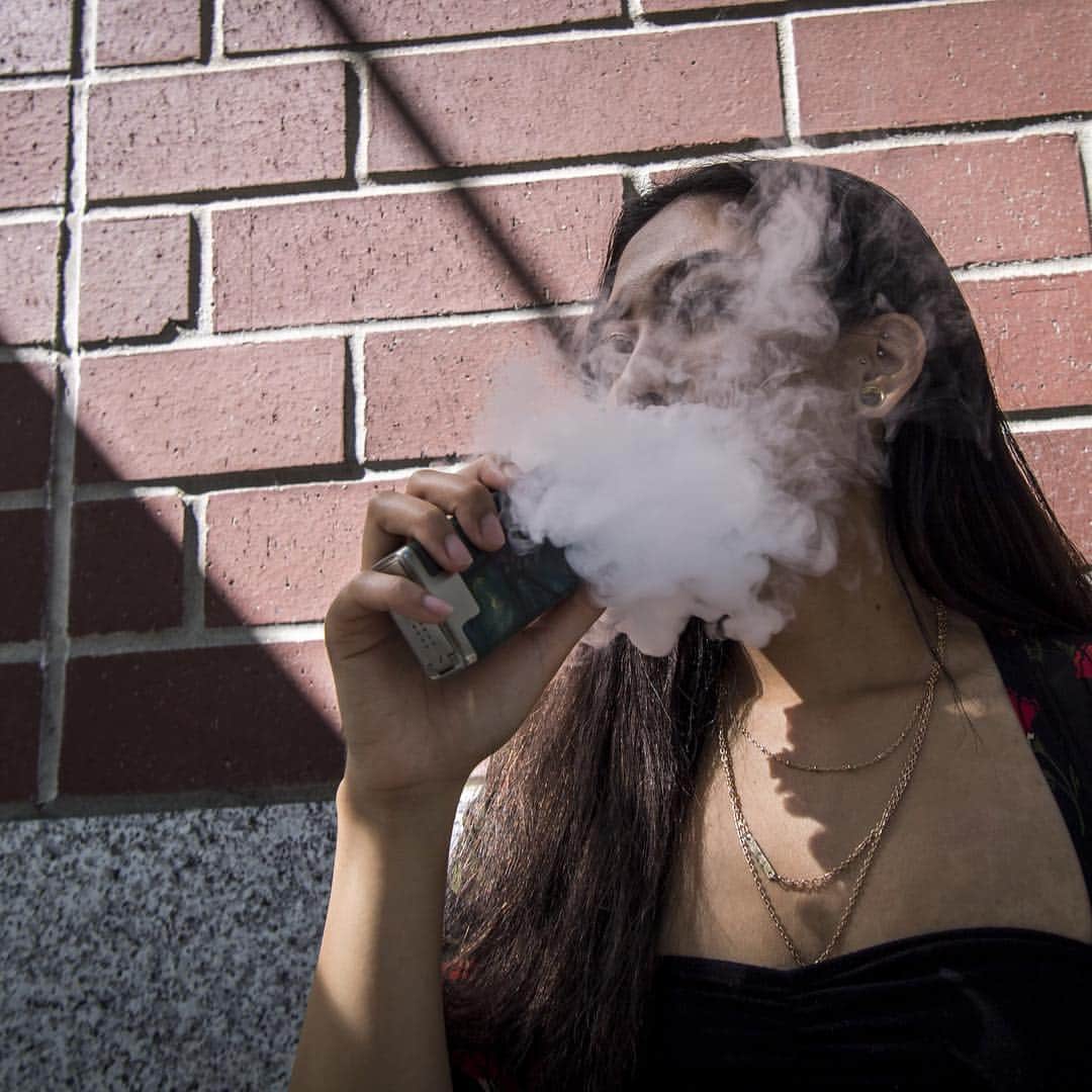 NBC Newsさんのインスタグラム写真 - (NBC NewsInstagram)「“We have reports indicating that some people who use e-cigarettes, especially youth and young adults, are experiencing seizures following their use,” FDA Commissioner Dr. Scott Gottlieb said in a statement. . The agency has received 35 reports of seizures among e-cigarettes users, mainly in teens and young adults, since 2010. Click the link in our bio for more. . 📷 David Paul Morris / Bloomberg via @gettyimages」4月4日 13時21分 - nbcnews
