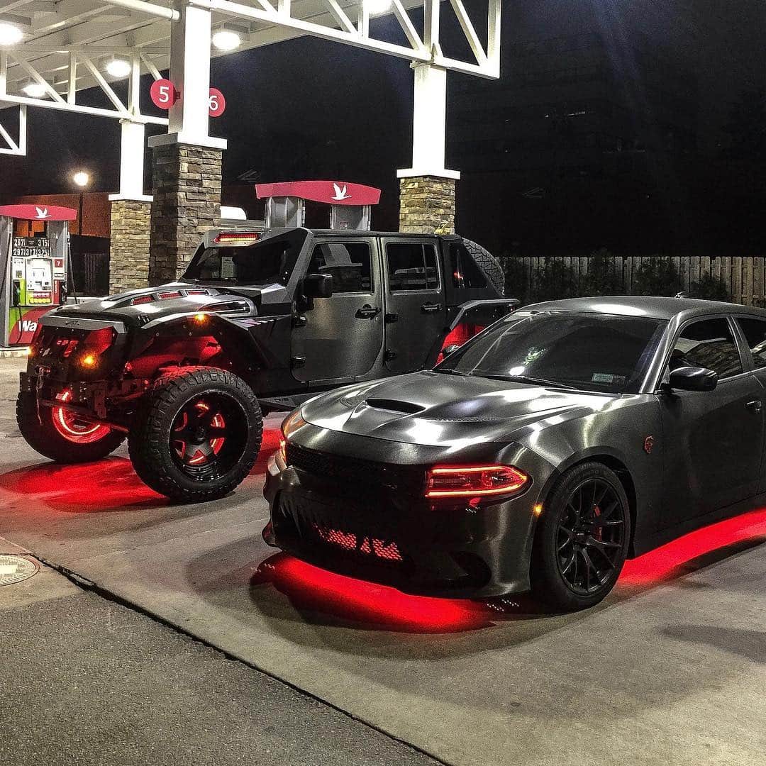 CarsWithoutLimitsさんのインスタグラム写真 - (CarsWithoutLimitsInstagram)「Evil Jeep or Mean Hellcat This Is How @illmatic_wraps Pulls Up 🔥 #carswithoutlimits #toronto」4月4日 13時27分 - carswithoutlimits