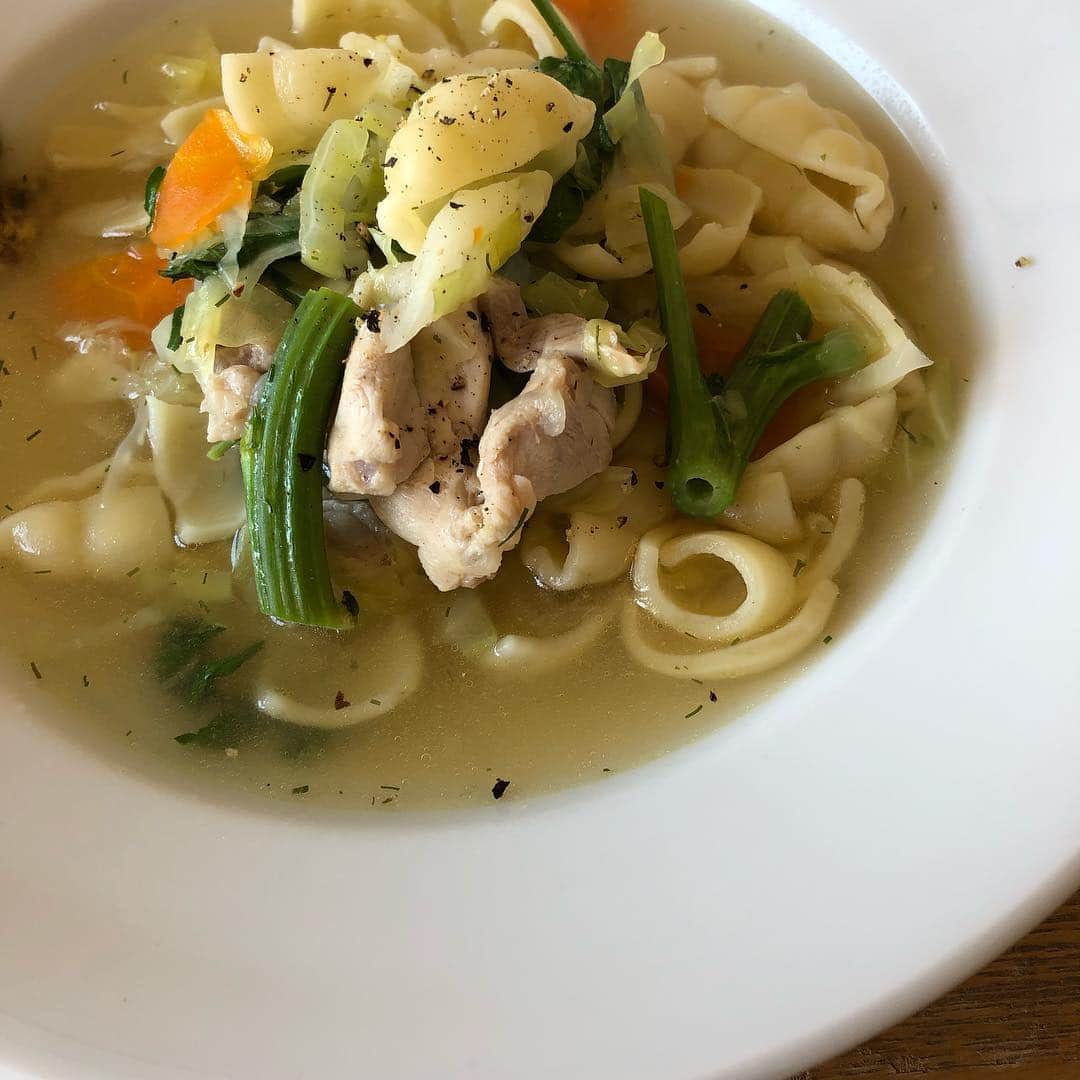 夏井景子さんのインスタグラム写真 - (夏井景子Instagram)「チキンとパスタのスープ アメリカ旅行で風邪をひいて、アメリカでは風邪をひいたらコレだよ(日本でいう風邪の時はお粥みたいな)と教えてもらったチキンスープ。パスタもくたくたに鶏肉と野菜と煮込んだスープを食べるんだって。 マカロニサラダを作った時に茹ですぎたパスタがあったのでふと思い出して作ってみた(身体は元気) マスタードを添えてポトフみたいになったけど美味しくできました😋 今年も旅行行きたいな お腹いっぱいだけど買い出し買い出し 4月に入って新しいラジオ番組が始まって耳が忙しい😂」4月4日 13時29分 - natsuikeiko