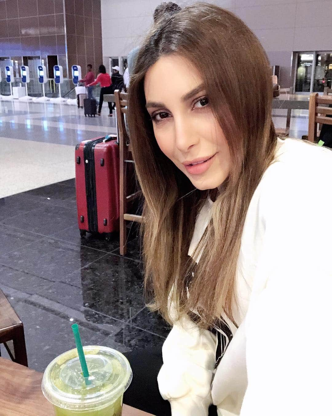 ヤーラさんのインスタグラム写真 - (ヤーラInstagram)「Off to✈️London🙏🏻 Good morning everyone🙋‍♀️ Have a wonderful Day💙❤️ #goodmorning #airport #morning #goodday #Yaralb_lovers #Yara  إلى لندن🙏🏻 صباحكم خير وسعادتو💙❤️ أتمنّى لكم يوم رائع وموفّق🙏🏻 #يارا #يارا_لوفرز #لندن」4月4日 13時39分 - yara