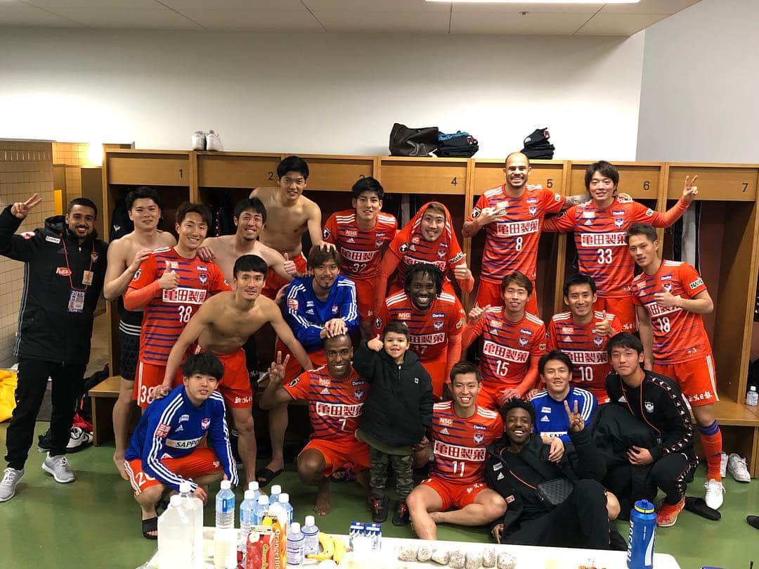 チョ・ヨンチョルのインスタグラム：「今年 ホームでの 初勝利！ 久しぶりの ビッグスワンでの ばんざいは やっぱり 最高ですね！🧡^_^ ヨンチョル シートも おめでとうございます！！🙇🏻‍♂️」