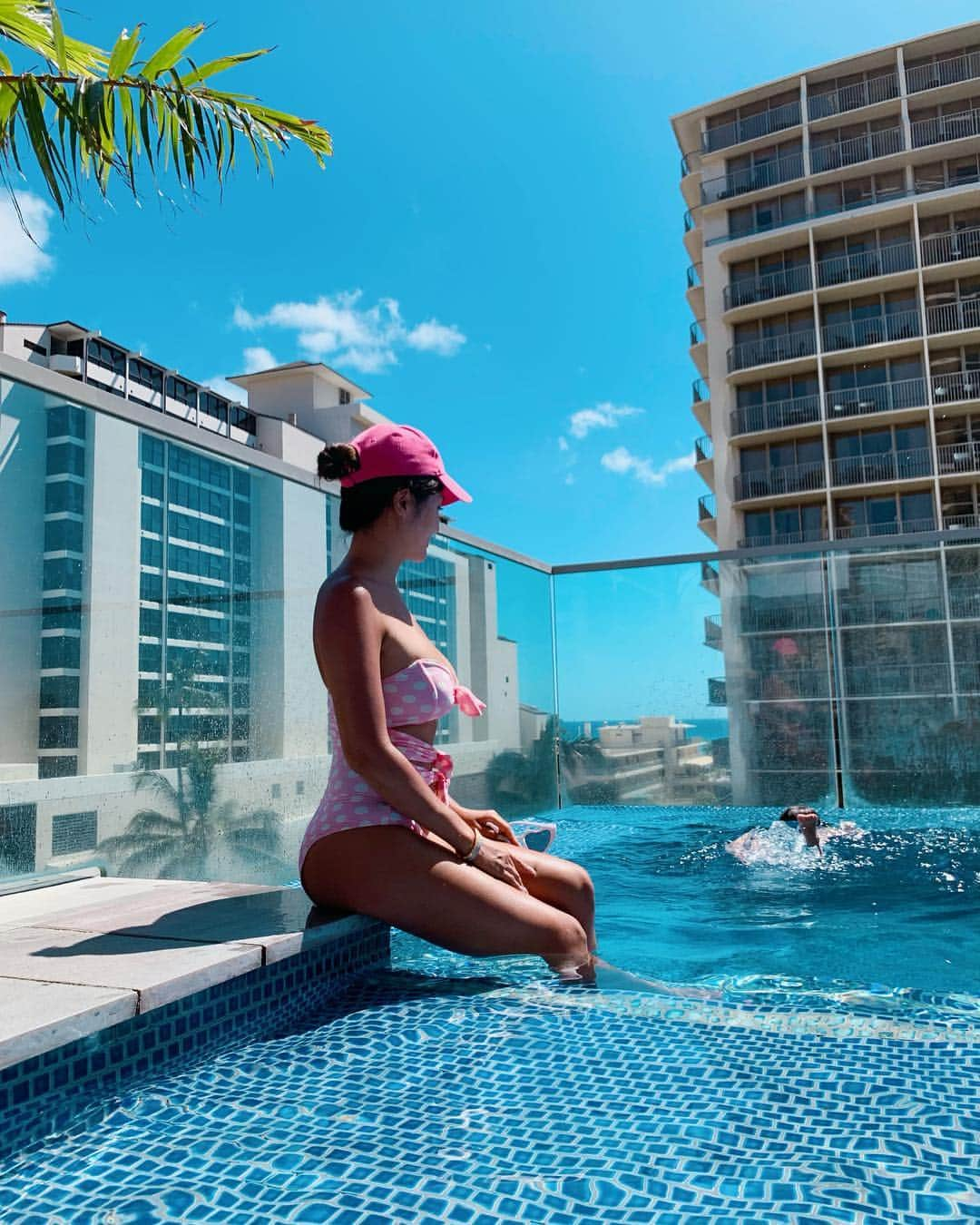 福王寺彩野さんのインスタグラム写真 - (福王寺彩野Instagram)「本日ラストプールday🏊‍♀️💙✨ 息子は浮き輪無し、ゴーグルだけつけてめちゃスイスイ🏊‍♂️泳げるようになってびっくり😳💓私は見守り担当😂💗 しかしほとんど毎日プールに4〜5時間いるので真っ黒焦げです🤣👧🏾👙🌴 🌺 日焼け対策やケアのご質問をよくいただきますが、私も焼き過ぎて皮膚科の先生にはいつも怒られます😅ただ顔はシミになりやすいのでSPF50の日焼け止めをこまめに塗り、サングラス&帽子を必ず装着、体はSPF高めのサンオイルと部位によっては日焼け止めを重ね塗りしています。リゾートにいるときは朝外出する前に必ず飲む日焼け止めを飲み、日焼け後もビタミンCやBやAを摂取するようにしています🌟もちろん乾燥しやすいのでお風呂の後はアフターサンローションとオイルをベタベタに塗り込みます！赤くなってしまったときはアロエも🌿✨顔は毎日 @sonchan0111 の炭酸パックをしてから @tokyo_hills_clinic で購入している医薬部外品のスキンケアで保湿！それでも気になる肝斑や日焼け跡は同クリニックのレーザートーニングやピーリング、 @jourie_beaute の #ワンダースキン や @mareve.mari の #エビーゼプレミアムフェイシャル 等でケアしています☺️ご参考になれば嬉しいです💖 #hawaii #pool #momandson #swimming #bikini #swimwear #lisamariefernandez #pink #polcadot #ハワイ #プール #水着 #子連れハワイ #日焼け肌 #日焼けケア #スキンケア #ママ美容」4月4日 13時32分 - ayano_fukuoji