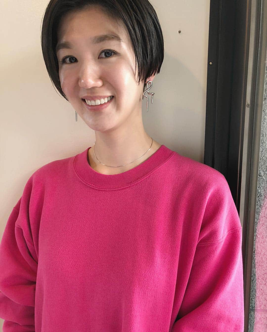 カワシリアツシのインスタグラム：「栗原恵さん☀️ とっても素敵な方で、 いつまでも僕たちのスター😊 ・ ・ ・ ・ブリーチの回数がわからない。 ・値段が気になる。 ・ダメージが心配。など なんでもご気軽にご相談ください😊 ・ ご予約やご相談はURLもしくはDM・LINEにてお待ちしております🙆‍♂️ ・ ・ ・ ご予約はトップページURLをクリック😊 もしくはDMください✉️ ・ ネットで×になってても お取りできるお時間もございますので、 ご気軽にご相談ください🙆‍♂️ ・  #アディクシー #イルミナカラー  #外国人風カラー #ミニボブ #切りっぱなしボブ #ハイライト #外ハネ #グラデーション #外国人風 #ポートレート #美容室 #美容院 #美容学生 #撮影 #東京 #渋谷  #ショートヘア #グレージュ  #ブルージュ #ブリーチ #portrait #フィルムカメラ #hairstyle #ショートカット #haircolor #ハイトーン #데일리룩 #时尚 #แฟชั่น#デジキュア」