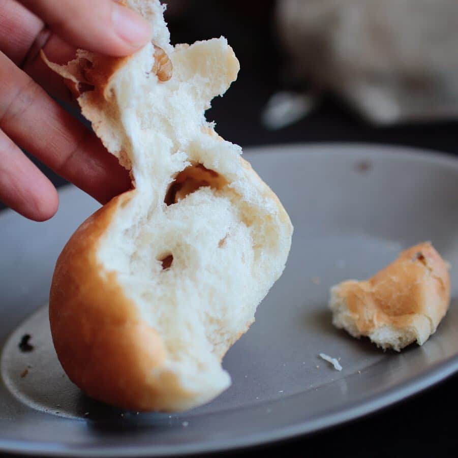maiさんのインスタグラム写真 - (maiInstagram)「2019年4月4日 . 🎶シンプルな丸パン🎶 . 5月に予定している「おうちパン、はじめの一歩」で作る基本の丸パンは、短時間でのストレート法&スクラッチ💦💦しかも手ごね😅 . 私としては、おうちパンは時間をかけてゆっくり発酵させて生活のリズムに無理なく溶け込むような作り方を良しとしているので、短時間イーストいっぱいのパン作りは避けているところがあります(パン作り好きな人はだいたいそうよね)😁。 . が、今回のレッスンでは、おうちで気軽にパンを焼きたいお菓子の生徒さん達のために、パン作り全体の流れや生地扱い、各工程の意味合いなどをざっとご理解いただくものなので、そういうパンを焼かねばなりません。  ならば出来るだけ美味しく風味も良いものにしたいので、もう一度材料から見直してます。 といってもリッチな配合にするわけでは無く、いたってシンプルに。  先程プレーンとクルミ、クルミ&チョコを焼きました。2時間20分パンの割になかなかいけるんでないかな😁💚 . レッスンではちゃんと美味しい（笑）安納芋餡とクリームチーズ入りの冷蔵発酵パンもやりますよ😋💚 . . #シンプルパン #おうちぱん  #パン作り #お菓子教室 #ミルガトー #つくば #茨城」4月4日 13時36分 - michoumama