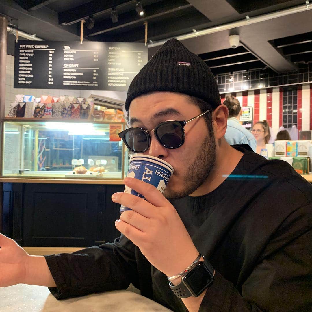 キム・ギバンのインスタグラム：「. 희경이 선글라스 뺏어씀.. 다들 설레죠??😎 나한테 이정도니 뭐.. 왠만한 사람들은 더 잘어울리겠.. . #희망사항  #희바리선글라스  #오늘까지10프로할인한다나뭐라나 #홍보하는거맞습니다 @bagazimuri_official」