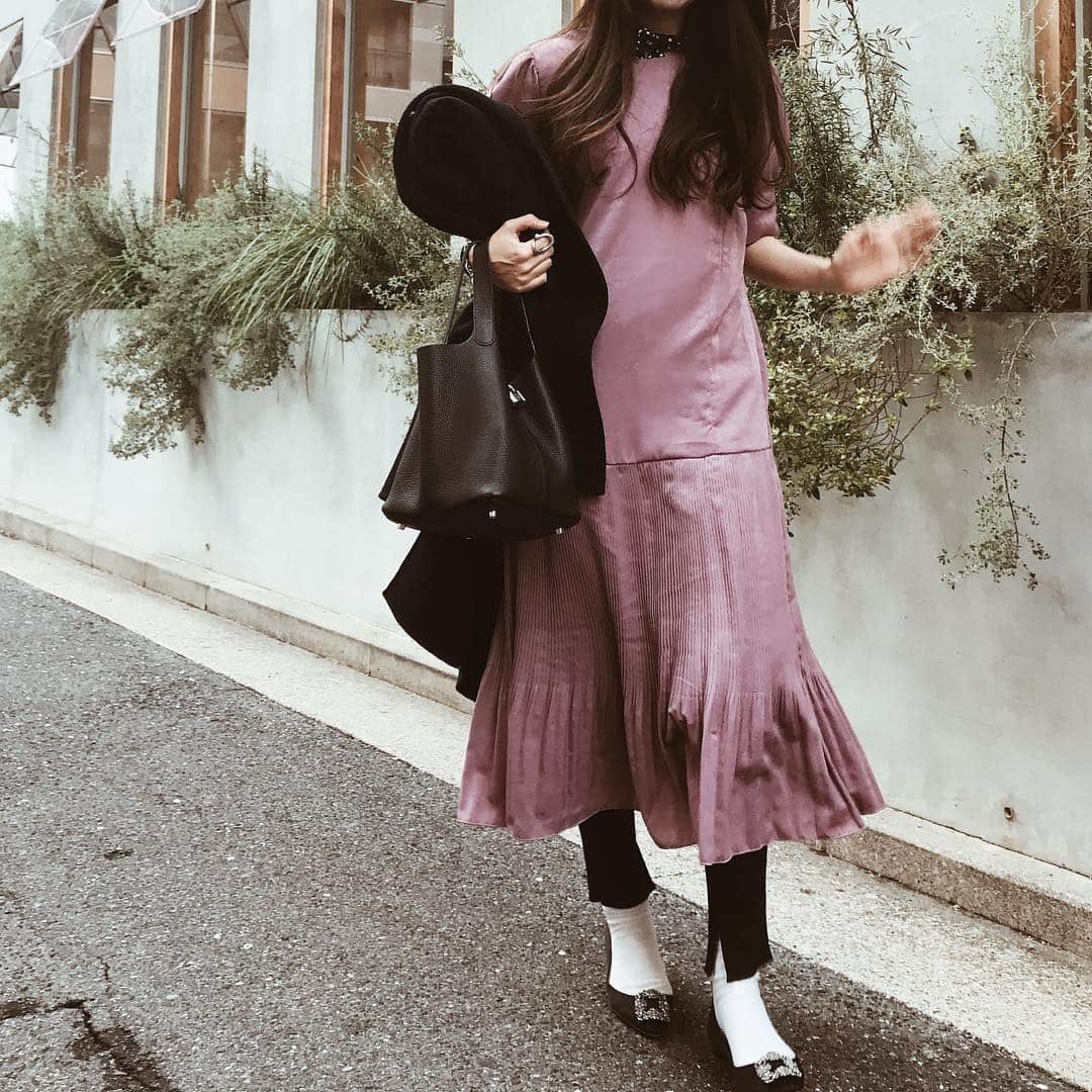 堀江直美さんのインスタグラム写真 - (堀江直美Instagram)「最近とても人気なPURPLE OP💜 * ONの日もOFFの日も活躍！ * 素材感も良くパール合わせでPartyなどにもオススメです🥂 * #HIAND#coordinate#outfit#manoloblahnik#hermes#マノロブラニク#エルメス#スカーフ#スカーフアレンジ#ワンピース#ワンピコーデ#いつコ#partyop#結婚式コーデ#ピコタン#hnHIAND#巻き髪#ヘアアレンジ」4月4日 13時40分 - naomiiiiiiiiiiii