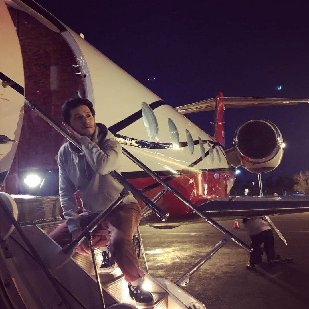 ベン・シュワルツさんのインスタグラム写真 - (ベン・シュワルツInstagram)「So embarrassed someone took a shot of me exiting a jet. Crazy how natural this exit is. You would never know I never get to ride these things. #Cinemacon, the Sonic team is in Vegas.」4月4日 13時46分 - rejectedjokes