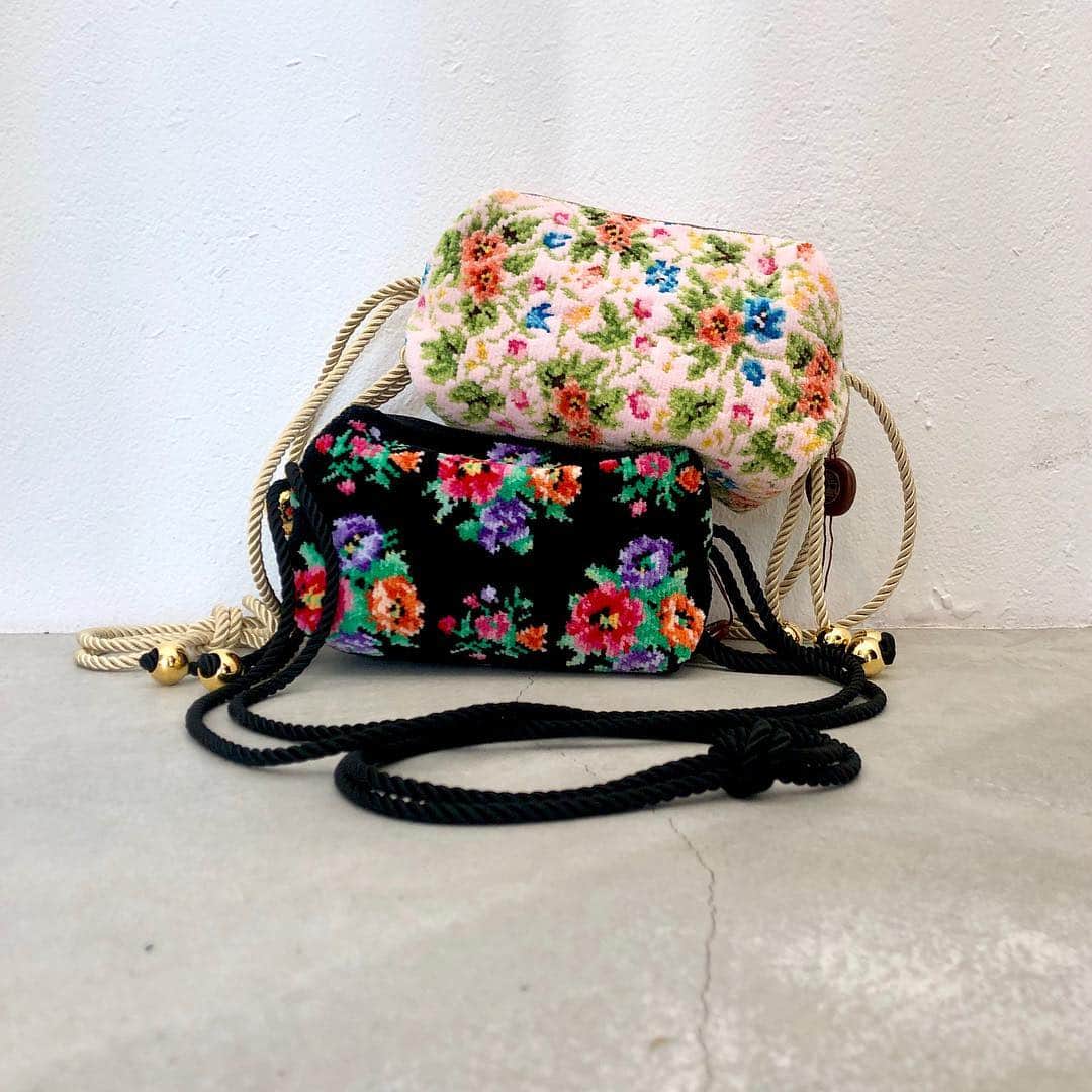 のインスタグラム：「DEADSTOCK MATERIAL／フラワーパイルポシェット ￥12,000 COLOR：BLACK,PINK ---------------- Handling stores OMOTESANDO／SHINJUKU ISETAN／ OFFICIAL ONLINE SHOP／ZOZOTOWN #theatreproducts #シアタープロダクツ #omotesando #zozotown #shinjuku #isetan #deadstockmaterial」