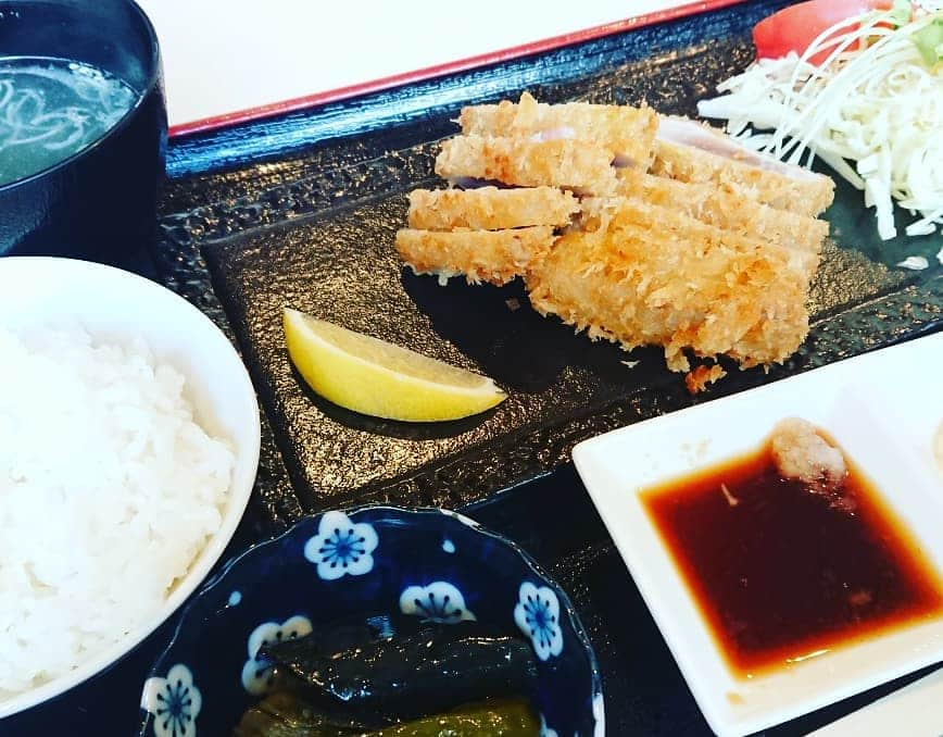 高井俊彦さんのインスタグラム写真 - (高井俊彦Instagram)「【本日のNGK合間ランチ☀️🍴2019.4.4】 裏なんばにある『旨い鮨と肴の店 弁天』へ✨ まぐろレアカツ定食を食べました✋  ポン酢、からしソース、タルタルソースの３種類のうちタルタルソースが１番美味しく感じて、つくづく自分がデブだなぁと思いました😅  痩せねば➰💦 ちなみにこの３人は後輩をランチに誘おうとして失敗して残された先輩達で形成されたチームです☺️」4月4日 13時53分 - takai_toshihiko