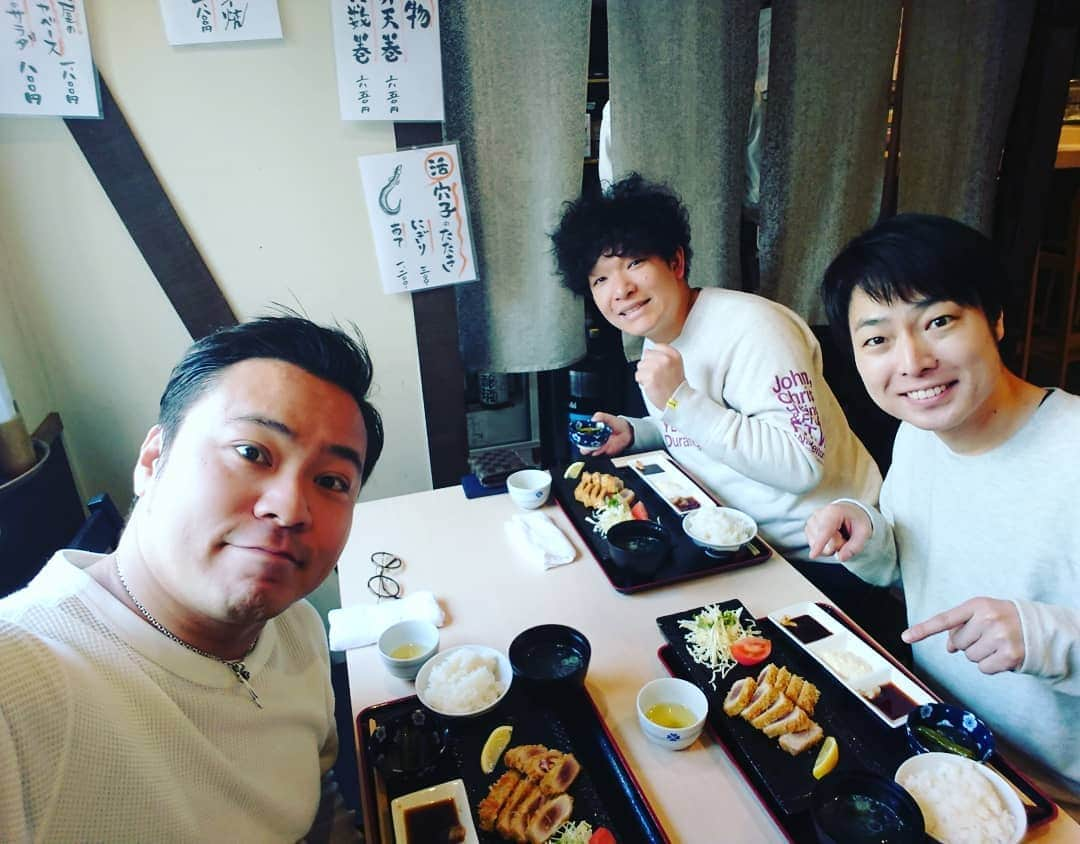 高井俊彦さんのインスタグラム写真 - (高井俊彦Instagram)「【本日のNGK合間ランチ☀️🍴2019.4.4】 裏なんばにある『旨い鮨と肴の店 弁天』へ✨ まぐろレアカツ定食を食べました✋  ポン酢、からしソース、タルタルソースの３種類のうちタルタルソースが１番美味しく感じて、つくづく自分がデブだなぁと思いました😅  痩せねば➰💦 ちなみにこの３人は後輩をランチに誘おうとして失敗して残された先輩達で形成されたチームです☺️」4月4日 13時53分 - takai_toshihiko