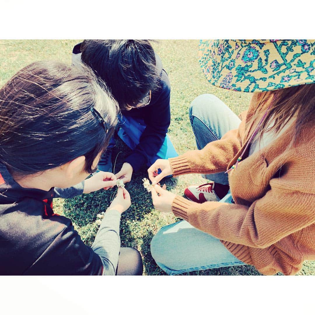 紗栄子さんのインスタグラム写真 - (紗栄子Instagram)「次男がサッカーをやっている間に、長男と姪っ子と花かんむり作り🌼🌼🌼 #のほほん#宮崎」4月4日 13時54分 - saekoofficial