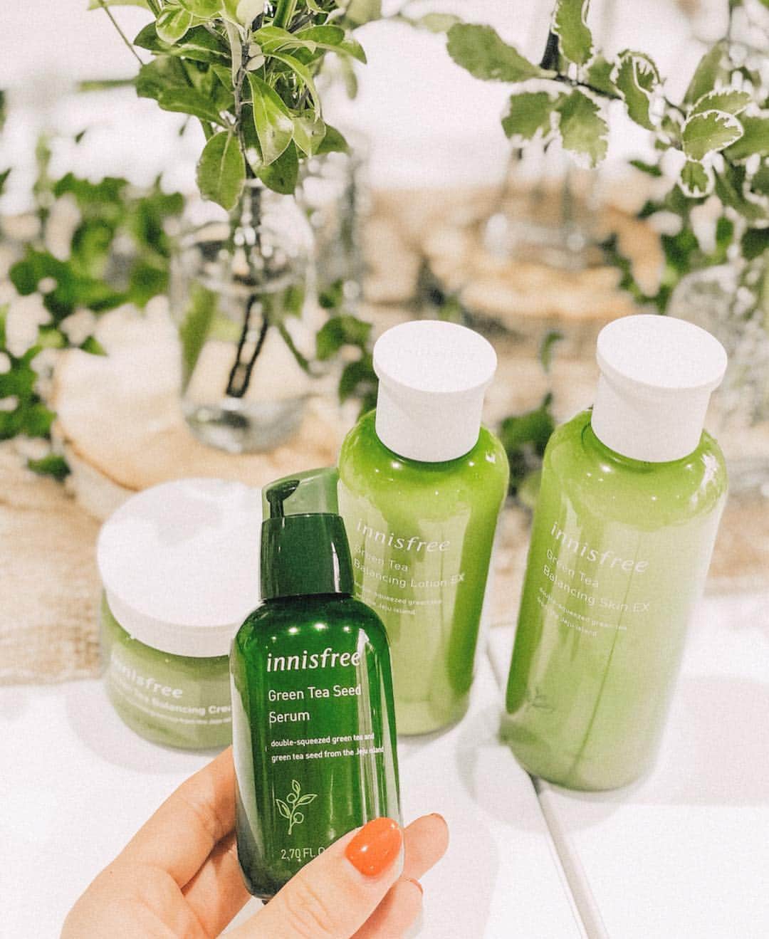 のインスタグラム：「先日はイニスフリー×日本すっぴん協会のイベントへ🌿 ・ 普段から愛用している大好きな #グリーンティシード␣セラム の美容液🍃 お風呂上がりに すぐこの美容液を塗ると化粧水の肌への浸透力が 断然違うの😌🌿 ・ チェジュ島で栽培された緑茶を使用原料としていて 特にグリーンティスキンケアライン が大人気なんだそう😌 ・ タッチアップさせていただいて 保湿力の高さに驚いたのと 塗ったあとのベタつきさがないのも⭕ グリーンティの癒される香りなので気持ちまでも リセットしてくれるようなシリーズ💚 ・ @innisfreejapan はコスメも充実していて アイシャドウのカラバリが超可愛かったので 早速お買い物に行きたい🤭 イニスフリーの魅力をさらに知れたイベントで 楽しかった😌👏🏻 チェジュ島にも行ってみたいな～🌳🐝 ・ #innisfree#innisfreejapan#DoubtFree#HydrationHero#WHydration#イニスフリー#イニスフリージャパン#グリーンティーシードセラム#スキンケア#女優級#サクラ肌#桜#メイク#pr」