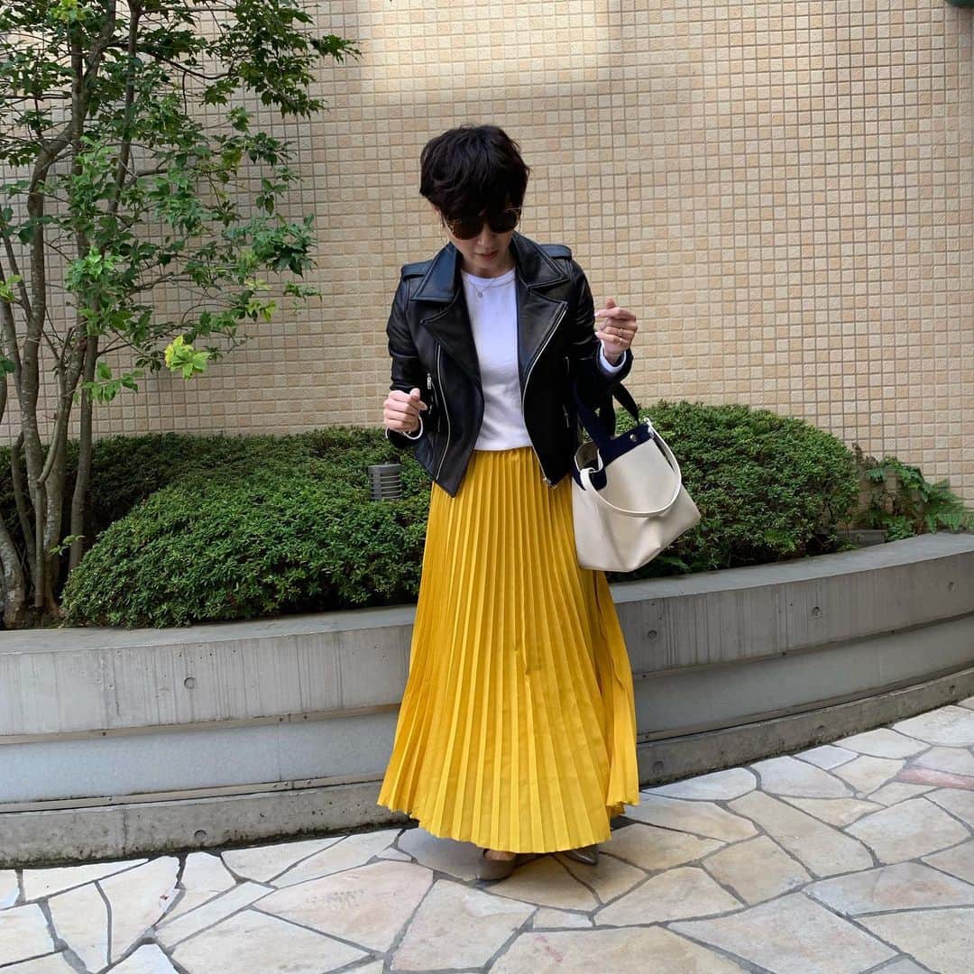 のインスタグラム：「ライダースたくさん着よう♡ デザインがシンプルでドンピシャ好みのものが見つかったので、50歳ぐらいまで愛用したい！ . #アラフォーママ #アラフォーファッション #ママファッションプチプラ #ママスタイル #ママさんと繋がりたい #ママスタグラム #ワーキングママ #コーディネート #アラフォーコーディネート #アラフォーママコーデ #コーデ女子 #locari #jマダムのおしゃれ #春コーデ #ライダース #ライダース女子 #ライダースジャケット #レザージャケット」