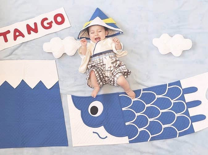 子供衣装レンタル専門店コハレさんのインスタグラム写真 - (子供衣装レンタル専門店コハレInstagram)「こんにちは＼(^ω^)／ . コハレ事務所のある明石市はポカポカいいお天気です✨ . お花見日和🌸満開までもうすこしですね✨ . . リポスト投稿です🎏 . 激かわおすわりバージョンも続きます♡ . #ベビーアート  お家で簡単って言っているけど本当にできるなかな？と思いのママさん♡ . @omam._.u  様にとってもわかりやすくレポしていただきましたので、参考にしてくださーい(*^◯^*) . 色白イケメンおーちゃんの表情にご注目⭐️ . パパさんが全力で笑顔を引き出してくれたそうです👍 . . おーちゃん、ママパパありがとうございました🍓 . 初節句の思い出におーちゃんが大きくなった時に見せてあげてくださいね♡ . . . . #repost @omam._.u via @PhotoAroundApp  𓂃𓂂𓈒 ひと足早く、おーちゃんの初節句の記念に鯉のぼりのベビーアートを体験させていただきました🎏  @cohare_r さま ありがとうございました❤︎ . . #ベビーアート や #おひるねアート に興味はあったけど、自分で考えるのは難しいし、セッティングに時間がかかるイメージだったので私には無理だなって諦めてました𓅼 . 今回コハレさまにお声を掛けていただき、ベビーアートのレンタルがあることを初めて知り目からウロコ( ⊙᎑⊙ )✧ . 商品と一緒に同封されている写真付きの手順書を見ながらセッティングするだけだからとっても簡単でした⚘⡱ . 商品は専用のボックスに入って畳まれた状態で届くのでアイロンとか必要かなと思っていましたが、シワも全然気にならなかったのでアイロンなしでそのまま使用しています☝︎⋆*✩ . 私は週末にパパと二人で撮影しましたが、じぃじやばぁば、お友達を呼んで大勢で撮影会をしても楽しめそうと思いました*⸌☻ັ⸍* . そしてさらに嬉しかったのが、商品の返送がとてもスムーズだったこと📦 返送用の伝票(着払い)や袋(専用ボックスにかけるもの)が準備されていたので名前や住所を記入して、集荷の連絡をして配送業者の方に渡せば完了🙆🏼‍♀️❤︎ . 初めてのベビーアート体験は、パパマネージャーが一生懸命笑わせてくれたお陰でおーちゃんのくしゃっとスマイルも撮れて大満足٩( ⁼̴̶̤̀ ᵕ ⁼̴̶̤́ )۶ . . #端午の節句 #ねんねアート #袴ロンパース  #生後10ヵ月 #男の子ベビー #0歳 #5月生まれ  #ママリ #ママリトル #コドモノ #コドモダカラ #子育て #子育てグラム #親バカ部 #ベビフル #男の子ママ #新米ママ #赤ちゃんのいる生活 #2018_spring_baby部 #mamanokoカメラ部」4月4日 14時19分 - cohare_r
