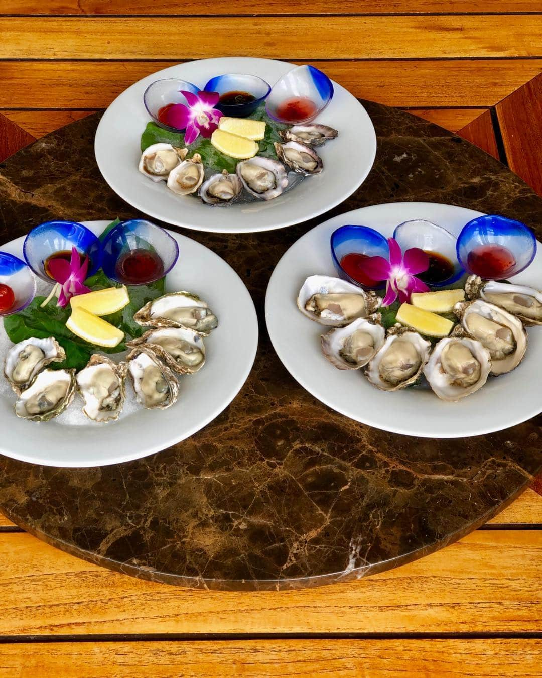 Trump Waikikiさんのインスタグラム写真 - (Trump WaikikiInstagram)「At Wai‘olu Ocean Cuisine, you can enjoy a half dozen oysters with choice of: Kumamoto, Kushi, Fat Bastard or Shigoku.  They’re served with ponzu, mignonette and cocktail sauce.  It's all part of our new seafood dinner menu offered nightly.  For dining reservations, call 683.7456. Four-hour complimentary valet parking. #trumpwaikiki #waioluoceancuisine #seafoodrestaurantwaikiki #happyhour #oysters #rawbarhonolulu」4月4日 14時31分 - trumpwaikiki