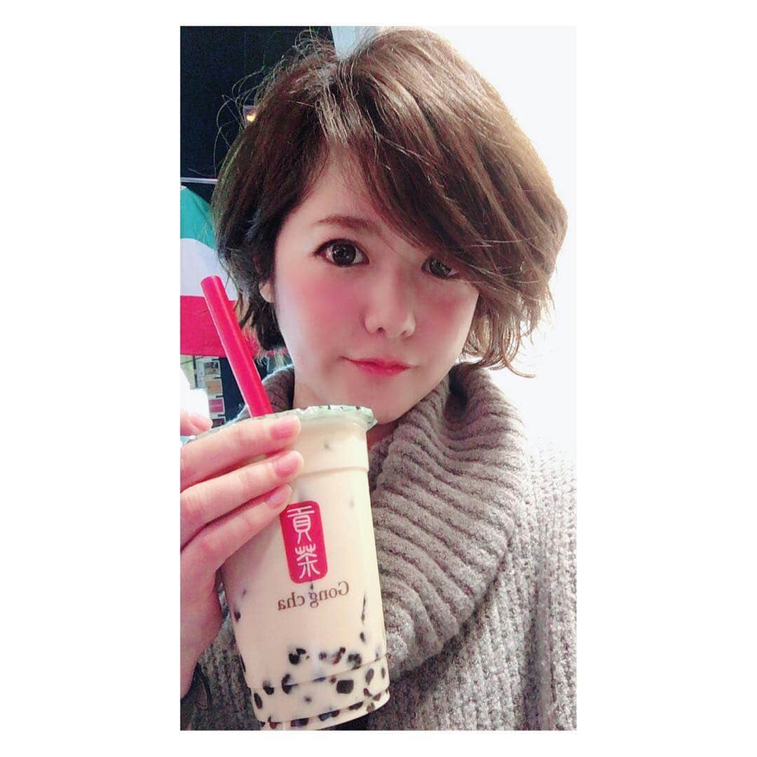 のインスタグラム：「オッハロー🍹🍹🍹 ❤︎ ❤︎ わたしにタピオカをくれ〜〜☺️ ☝️トータルで好きなのはゴンチャ ✌️お茶の味が好きなのはカンチャボウ 👍誰にもおしえたくないのは近所のタピオカ屋さん😏💫㊙️✨ ❤︎ ❤︎ 【ラインライブ告知】 本日❗️ 2019/4/4(木) 「ラインライブ...最終回...？」 19:00ごろ配信スタート！(30〜45min予定) ⇨📲▶️ https://linliv.ee/bUBQ5Vm/co/ot/sh/ce ❤︎ ❤︎ 次回出演Live🎸 『DRESS UP !!』 日程：4月10日（水） 会場：下北沢ReG 出演：LAZYgunsBRISKY / OWLscroll / AIMI / THE SIXTH LIE / (Party Starter)STEP UP BOYS(ｶﾘ) 前売り￥2,500-（ドリンク別）/当日￥3,000-（ドリンク別） OPEN：18:00 START：18:30 チケット： ◆e+ https://eplus.jp/sf/detail/2886040001-P0030001 ◆下北沢ReG店頭販売 / 予約 ◆出演バンド取り置き可  待ってます💋  #AIMI#タピオカ中毒#ゴンチャ#ラインライブ#LIVE#DRESSUP!!#下北沢ReG」