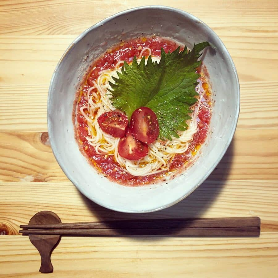 古田ちさこさんのインスタグラム写真 - (古田ちさこInstagram)「🍽🌿 素敵なお野菜のオイルのセットが届きました😍 厳選された九州産やさいとJAS規格に適合した貴重な国産菜種油100%使用のオイル🌼✨ 嬉しくてメニューを考えるのが楽しいです😍 プラスオイルという食用油に野菜の成分をプラスしたもので、とまと、ほうれん草、にんじんの三種🍅🌱🥕✨ 私の定番メニュー、トマトの和風カッペリーニ風そうめんにはオリーブオイルの変わりにとまとオイルを使ったり、 菜の花と音戸のじゃこをほうれん草オイルで和えたり、 サーモンのカルパッチョにもオリーブオイルの代わりににんじんの甘味が加わったオイルを使ってみました✨ さりげない甘さなのでドレッシングにも良いです♩ 熱烈化(酸化)にも強いそうでアヒージョもしたいのですが特にとまとがおすすめのようです☺️ でもクッキーや焼き菓子には人参が合いそう！ 野菜そのものの色味や香りが出ていて栄養素も取り込める、フレーバーオイルとは違う新しいオイル✨ 食生活にとってもプラスになっていると思います😍 アイスクリームやごはんにプラスするのもおすすめだそう！うひゃー気になる！🙉✨ パッケージもラッピングも品が良いので、お料理する方へのギフトにもしたいです🎁✨ #肥後製油 #プラスオイル #野菜のオイル #無着色無添加 #国産菜種油 #古田の自炊記録 #トマトそうめん #和風カッペリーニ #サーモンのカルパッチョ #菜の花のおひたし #おうちごはん #pr #コラボベース #自炊女子 #自炊記録 #音戸ちりめんじゃこ は #お母さんから #嬉しい http://higoseiyu-store.com/」4月4日 14時41分 - chisakofuruta