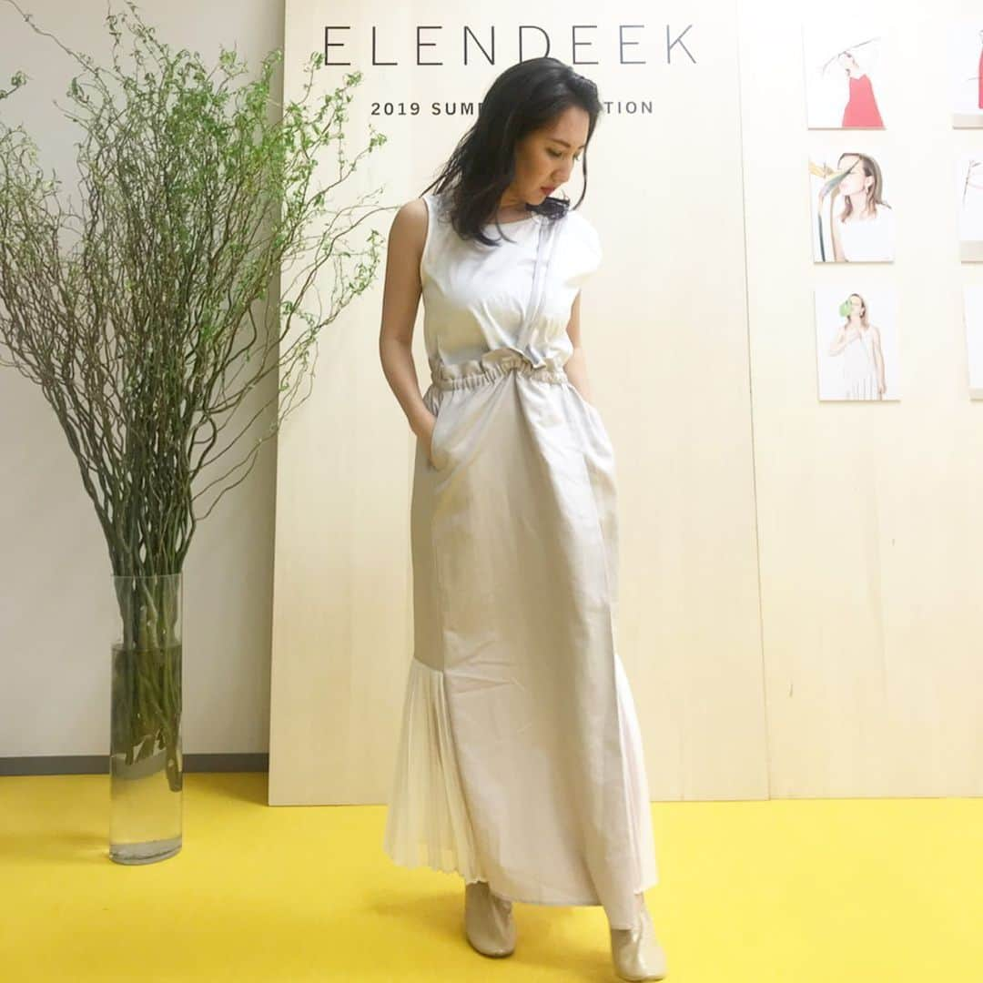 渡辺由香さんのインスタグラム写真 - (渡辺由香Instagram)「#ootd #coordinate  #skirt #tops #elendeek #shoes #celine  今、プレオーダー中のSUMMERアイテムの中で1番お気に入りのスカート  前後どちらでも着用可能で サスペンダーは取り外し可能 ウエストゴムだから、超楽チンです^_^  展示会やスタッフからも人気なので、１回目の入荷分はすぐ完売しちゃうかもな人気アイテム  是非ECチェックしてね  ちなみにelendeek zozo couponやってるよ〜  #今日の服 #大人コーデ #春コーデ #エレンディーク #セリーヌ」4月4日 14時38分 - yukawatanabe_hanabo