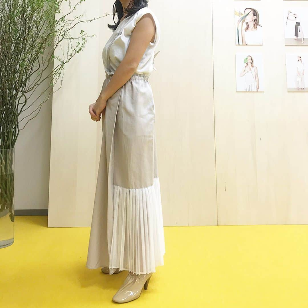 渡辺由香さんのインスタグラム写真 - (渡辺由香Instagram)「#ootd #coordinate  #skirt #tops #elendeek #shoes #celine  今、プレオーダー中のSUMMERアイテムの中で1番お気に入りのスカート  前後どちらでも着用可能で サスペンダーは取り外し可能 ウエストゴムだから、超楽チンです^_^  展示会やスタッフからも人気なので、１回目の入荷分はすぐ完売しちゃうかもな人気アイテム  是非ECチェックしてね  ちなみにelendeek zozo couponやってるよ〜  #今日の服 #大人コーデ #春コーデ #エレンディーク #セリーヌ」4月4日 14時38分 - yukawatanabe_hanabo