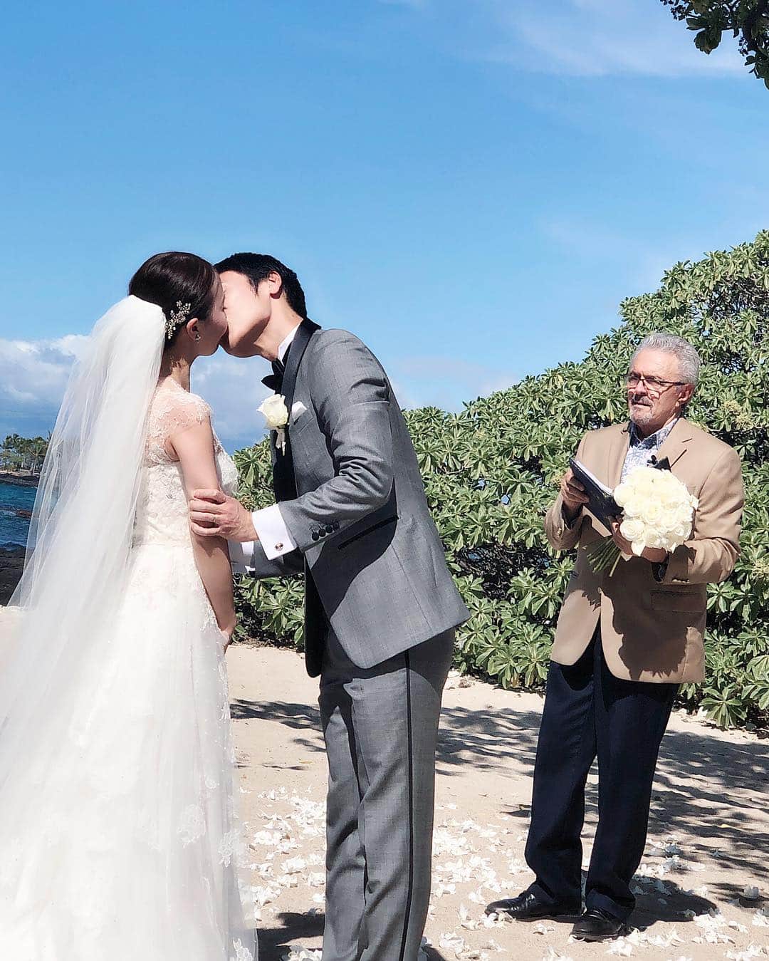 のインスタグラム：「誓いのキス💋 . #hawaiiwedding #ハワイウェディング #ハワイ挙式 #ハワイ島挙式 #ハワイ婚 #モニークルイリエ #thetreatdressing #トリートドレッシング #fourseasonshualalai #フォーシーズンズフアラライ #2019春婚 #プレ花嫁」