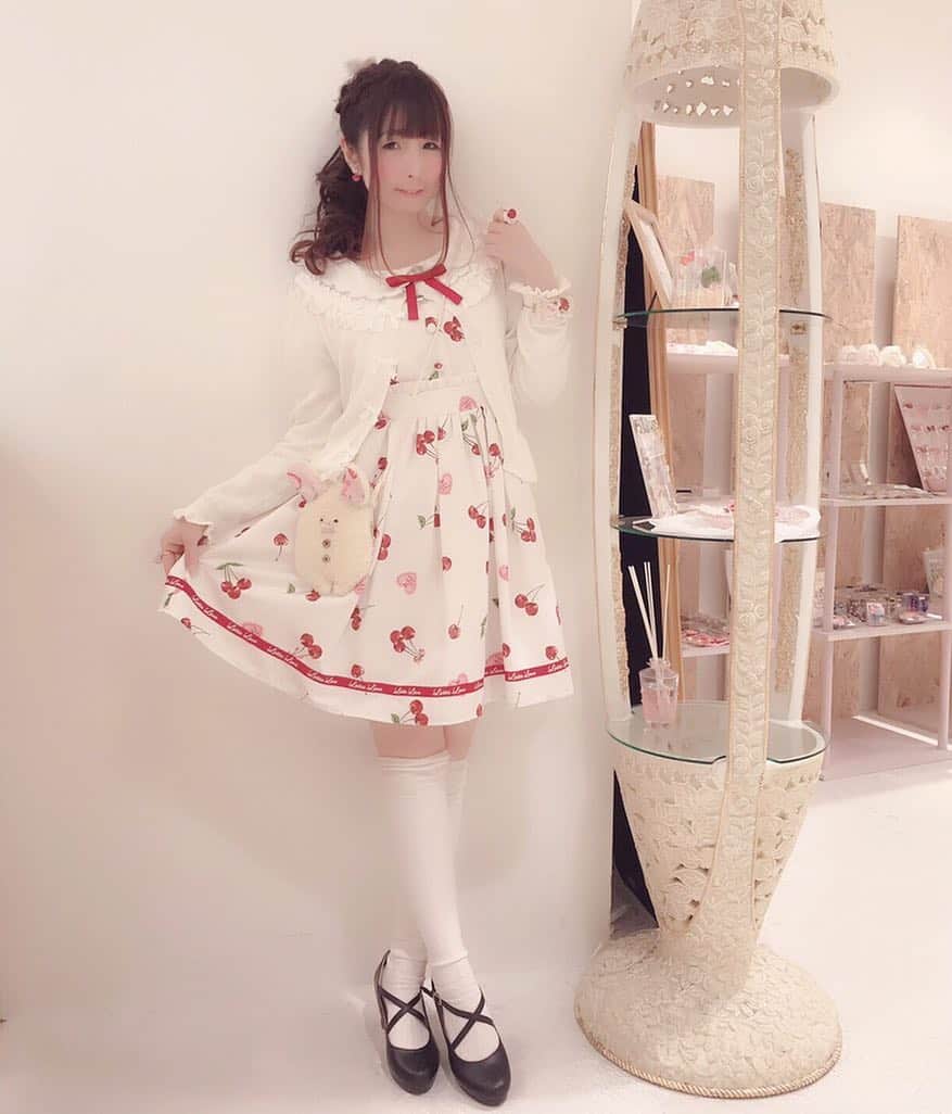 伊藤芽衣さんのインスタグラム写真 - (伊藤芽衣Instagram)「池袋P’PARCO さま2Fにて Kawaii⭐︎Stars shop! 開催中…！ 画像はいつの日かのめいち♡  かわいい ハンドメイドのアクセサリーや 雑貨がたくさんあります♡  めいも本日は21:00まで 店頭にいます♡  #カワスタ #kawaiistars  #ハンドメイド #ハンドメイドアクセサリー #handmade #ハンドメイドショップ #池袋parco #池袋pparco  #アンクルージュ #ankrouge  #ガーリーコーデ #ガーリーファッション #ポニーテール #ポニーテールアレンジ #ハンドメイド好きさんと繋がりたい  #kawaii #ヘアアレンジ」4月4日 14時42分 - itoumei