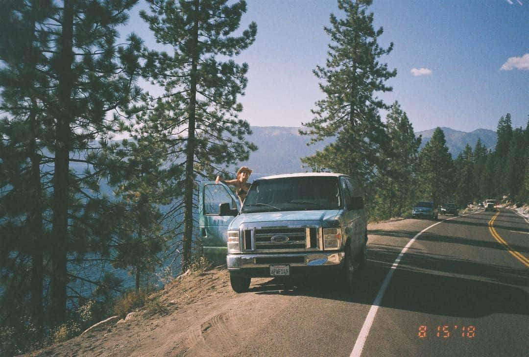 ジェナ・マクドゥーガルさんのインスタグラム写真 - (ジェナ・マクドゥーガルInstagram)「NorCal in the summertime. More of this please 💙 Pulled over at Lake Tahoe, late ‘18 @nahdale」4月4日 14時43分 - hevenshe