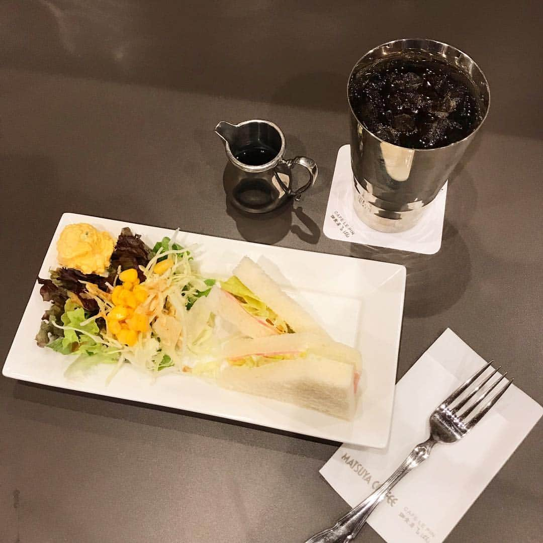 黒江美咲のインスタグラム：「. 【CAFE LE PIN @上前津】 . 珈琲専門店内のカフェスペース。 ドリンクにサービスでついてくる 卵サラダ＋ハムサンドセット。 他にはタマゴサンドセットなどがあったよ🙌 . 内装がかなり新しくなってた😳 . #大須カフェ#上前津カフェ#松屋コーヒー #cafelepin#冷コーサイコー#愛知モーニング開拓」