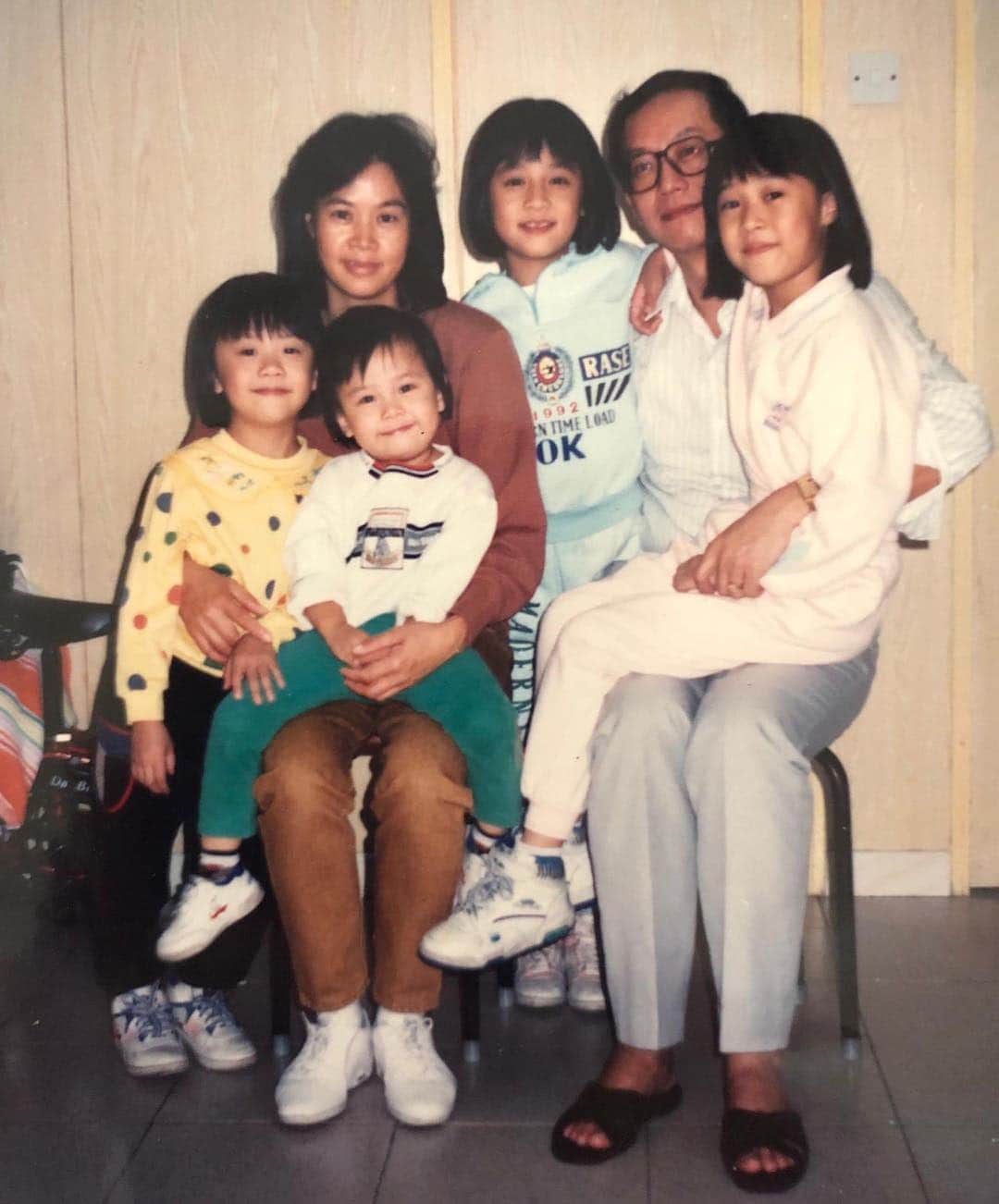 ジャクリーン・ウォンのインスタグラム：「兒童節快樂! thank you to my family for making me the happy kid I’ve always been even til today. 題外話、黃心慧、你做咩摸我大髀呀？🤣 #sumthingyoung #refusetogrowup #包包面陪伴著我成長 🤦🏻‍♀️」