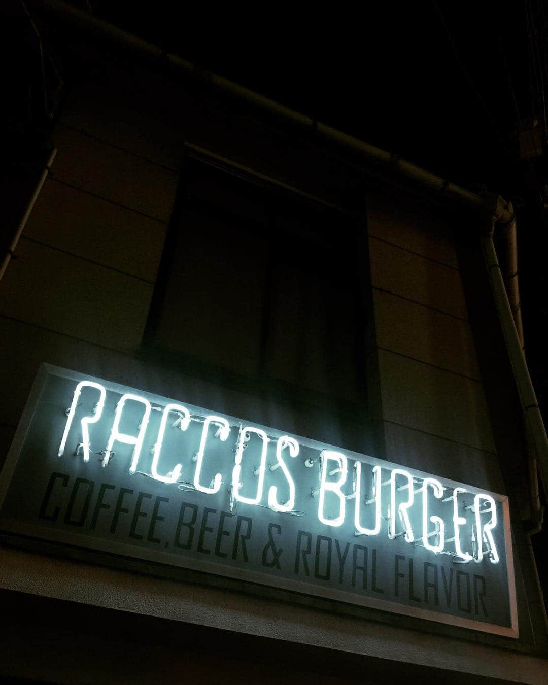 橋本塁さんのインスタグラム写真 - (橋本塁Instagram)「サウシュー岡山写真展にidol punch&RACCOS BURGERのラッコさんが遊びに来てくれました！岡山水害支援支援金を募金箱の一部からお渡ししました！写真展会場には鬼プリティー(岡山水害支援活動)のカンパステッカー箱も設置してるので是非御協力を！ そして昨日は写真展後にラコスバーガーにお邪魔しまして飲みでした♪最近出来たRACCOS BAR OKYMにも行ってみようと思います♪ #raccosburger #raccosbarokym #idolpunch  #岡山 #岡山水害支援組合鬼プリティ」4月4日 14時48分 - ruihashimoto