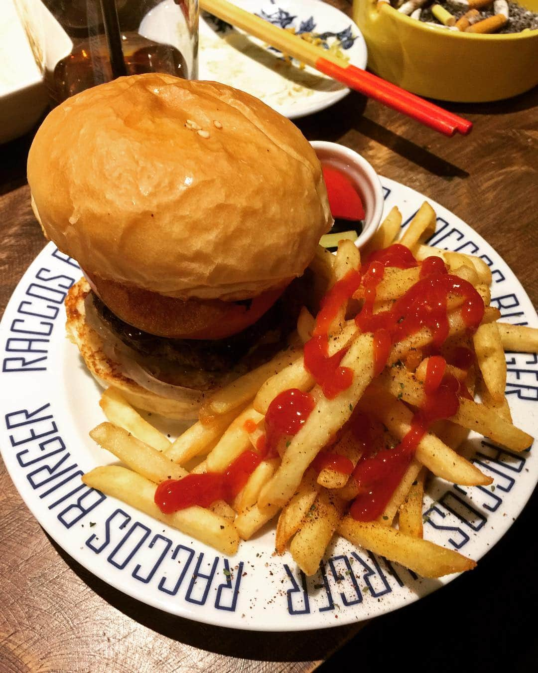 橋本塁さんのインスタグラム写真 - (橋本塁Instagram)「サウシュー岡山写真展にidol punch&RACCOS BURGERのラッコさんが遊びに来てくれました！岡山水害支援支援金を募金箱の一部からお渡ししました！写真展会場には鬼プリティー(岡山水害支援活動)のカンパステッカー箱も設置してるので是非御協力を！ そして昨日は写真展後にラコスバーガーにお邪魔しまして飲みでした♪最近出来たRACCOS BAR OKYMにも行ってみようと思います♪ #raccosburger #raccosbarokym #idolpunch  #岡山 #岡山水害支援組合鬼プリティ」4月4日 14時48分 - ruihashimoto