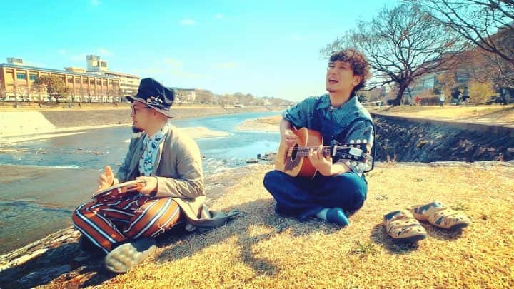 ダイスケのインスタグラム：「春の京都鴨川にて。 Acoustic Journey2019。 明日4/5は京都紫明会館にてワンマンライブです。お近くの皆さんぜひお越しを！春と京都と音楽を楽しみませう！  #Acoustic #journey #ダイスケ #trip  #京都 #鴨川」