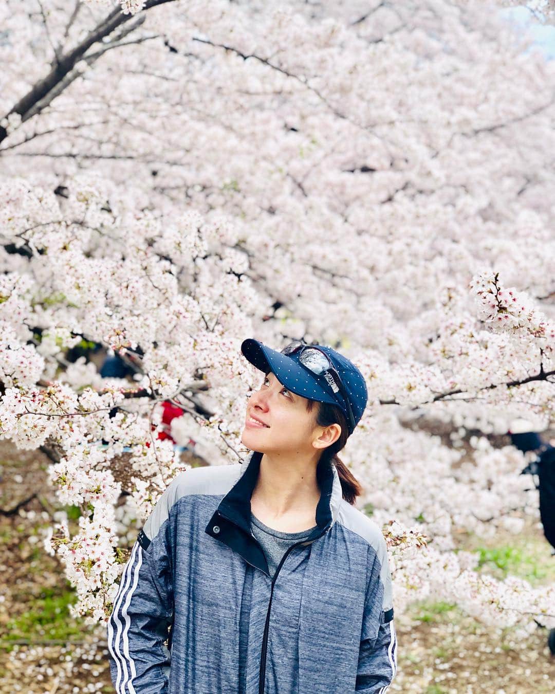 黛英里佳さんのインスタグラム写真 - (黛英里佳Instagram)「東京は桜満開🤗🌸 みなさまお花見はしましたか⁇ 私も公園に行ったりお花見ランしたり楽しんでいます☺️ 寒い日が続くのはちょっとつらかったですが、桜が長く楽しめるのは嬉しい😊 #お花見#お花見ラン#🌸」4月4日 14時52分 - erikamayuzumi_official