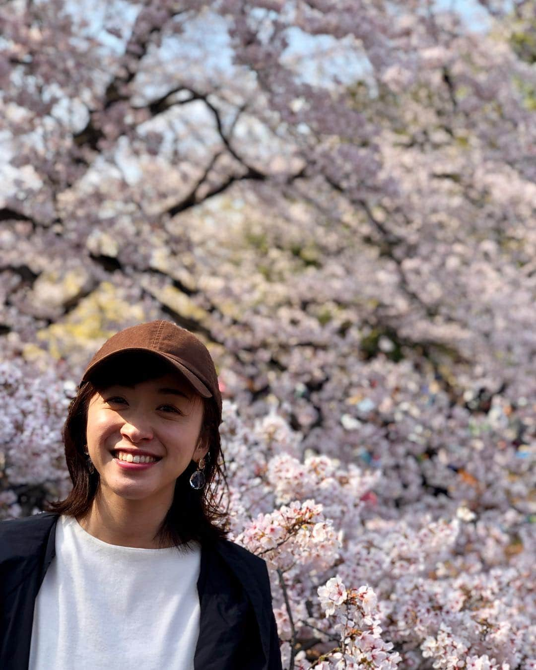 黛英里佳さんのインスタグラム写真 - (黛英里佳Instagram)「東京は桜満開🤗🌸 みなさまお花見はしましたか⁇ 私も公園に行ったりお花見ランしたり楽しんでいます☺️ 寒い日が続くのはちょっとつらかったですが、桜が長く楽しめるのは嬉しい😊 #お花見#お花見ラン#🌸」4月4日 14時52分 - erikamayuzumi_official