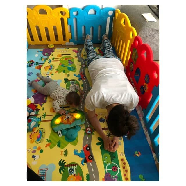 ナズ・アイデミルさんのインスタグラム写真 - (ナズ・アイデミルInstagram)「Her yaş grubu için spor aktivitelerimiz başlamıştır. 🧘🏻‍♂️😂🍼」4月4日 14時54分 - akyolnaz