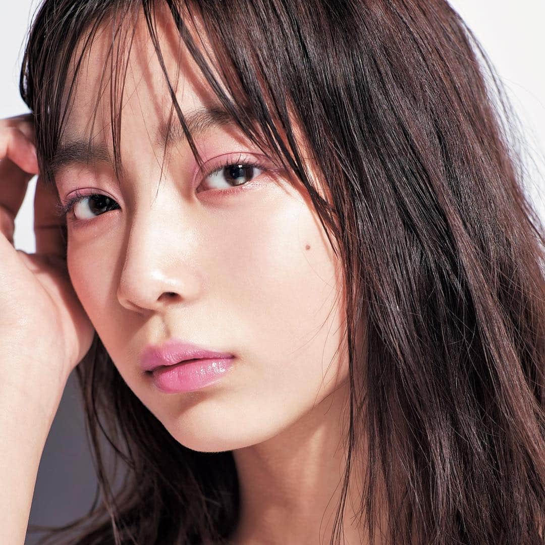 JELLY編集部さんのインスタグラム写真 - (JELLY編集部Instagram)「《レベル別、春を楽しむカラーメイク》﻿﻿ 新色コスメがたくさんリリースされる春に挑戦したい、カラーメイク💄🌼﻿ JELLY5月号では、数多くの女性ファッション誌や美容誌で活躍中の、ヘアメイク 林由香里さんが、﻿ レベル別にわかりやすくレクチャーしてくれてます😊﻿ ﻿ マネするだけで、誰でも今年顔👍👍﻿ 難しそうに見えて、意外と簡単🥰🥰﻿ カラーメイクのHOWTOをJELLYで学んで、トレンディーフェイスになっちゃえ🌸🌼🌸🌼﻿ ﻿ ﻿ ＜初級＞﻿ 林由香里さんオススメカラーのリップで旬顔に🖤﻿ 1枚目﻿ 青みがかったミルキーピンクでふんわりあまーいとろけ唇💋﻿ 2枚目﻿ 雰囲気あふれる魅惑のダークカシス。透け感のあるぷるんとしたジューシーさが春らしい！﻿ ﻿﻿ ﻿ hair&make-up／ @yukarihayashi  photographer／ #小川健  stylist／#春田真衣﻿ model／ @moe_goto0520 ﻿﻿ #jelly #jelly5月号 #カラーメイク #林由香里 さん # #今日からクールな女の子 #AKB48 #後藤萌咲 #春メイク #カラーシャドウ #旬リップ」4月4日 14時55分 - jelly_stagram