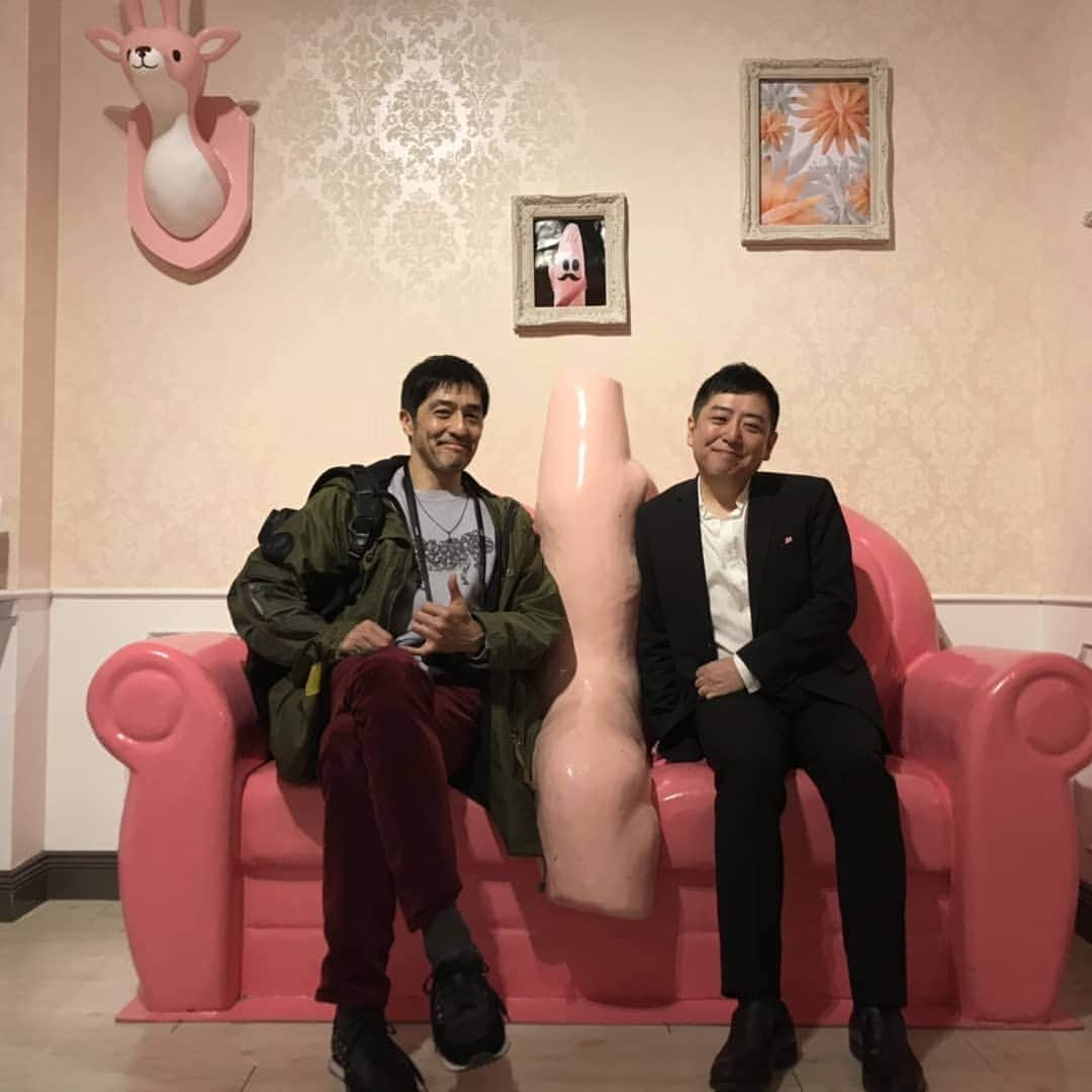 谷中敦さんのインスタグラム写真 - (谷中敦Instagram)「岩下の新生姜ミュージアムにお邪魔しました。岩下の新生姜の社長 岩下和了は、高校、大学時代からの知己。当時から傑出した音楽、カルチャー好きで稀代の目利きと思っていたけれど、それを自分の仕事と結びつけてこんなにも花開かせることが出来るなんて、と感動しました。或る意味昔からちっとも変わってない。俺もね！笑 案内してくれて本当にありがとう。新生姜ミュージアム最高でした。  #岩下の新生姜」4月4日 14時55分 - a.yanaka