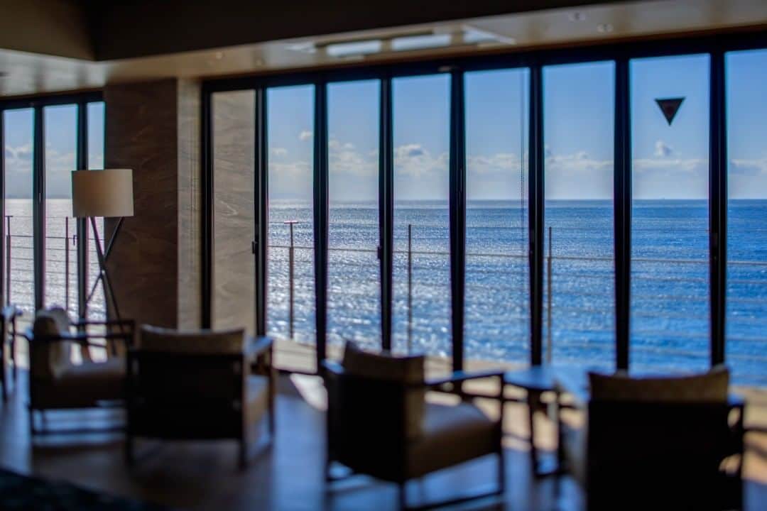 稲取銀水荘さんのインスタグラム写真 - (稲取銀水荘Instagram)「. 東伊豆 稲取温泉の旅館『稲取銀水荘』です。 6階に位置するラウンジ「濤の音」  ウェルカムタイムのひとときや朝のお寛ぎの時間をお楽しみください。 さざめく波と音と輝く銀の海の絶景が皆様をおもてなしいたします。 . 詳しくはプロフィールURLをご覧ください。 稲取銀水荘 〒413-0411　静岡県賀茂郡東伊豆町 稲取1624-1 TEL:0557-95-2211（代表） . . #銀水#銀水荘#稲取銀水荘#伊豆稲取#東伊豆#伊豆旅行#旅のしおり#高級旅館#週末旅行#週末プチ旅行#triptojapan#女子旅#旅行好き女子#旅好きさんと繋がりたい#伊豆ホテル#露天風呂#温泉#温泉旅館#おもてなし#花火大会#キンメダイ#金目鯛#ペット可#伊勢海老#鮑#キンメの煮付け#金目の煮付け#伊豆好きの人と繋がりたい#旅行が好き」4月4日 14時55分 - inatoriginsuisosta_izu