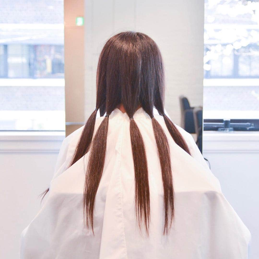 神園さやかさんのインスタグラム写真 - (神園さやかInstagram)「髪の毛の寄付（#ヘアドネーション）をしました。 2年半かけて約30cm。 ロングヘアも楽しめたし、ショートもスッキリでお気に入り✨ 少しでも誰かの役に立てたらいいな♪ #hairdonation #JapanHairDonationAndCharity #ジャーダック  病気やがんの治療などで髪を失った子どもたちに医療用ウイッグ（かつら）を無償で贈る活動で、 カラーやパーマをした髪でもOKということなので、この春イメチェンしようかな、って考えてる方はオススメです😊 15cm以上でも受け付けてくれるところあるみたいなのでぜひ♪  #thanks #photoby  #栞奈（ @kana_ms37 ） 美容院 #ABBEY 菊地店長はじめスタッフの皆さんご協力ありがとうございました！！」4月4日 14時56分 - sayaka.kamizono