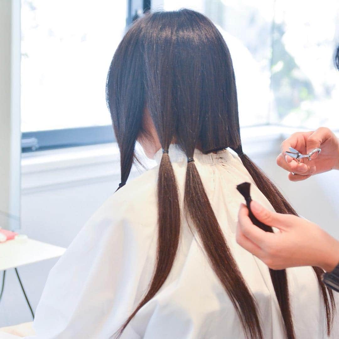 神園さやかさんのインスタグラム写真 - (神園さやかInstagram)「髪の毛の寄付（#ヘアドネーション）をしました。 2年半かけて約30cm。 ロングヘアも楽しめたし、ショートもスッキリでお気に入り✨ 少しでも誰かの役に立てたらいいな♪ #hairdonation #JapanHairDonationAndCharity #ジャーダック  病気やがんの治療などで髪を失った子どもたちに医療用ウイッグ（かつら）を無償で贈る活動で、 カラーやパーマをした髪でもOKということなので、この春イメチェンしようかな、って考えてる方はオススメです😊 15cm以上でも受け付けてくれるところあるみたいなのでぜひ♪  #thanks #photoby  #栞奈（ @kana_ms37 ） 美容院 #ABBEY 菊地店長はじめスタッフの皆さんご協力ありがとうございました！！」4月4日 14時56分 - sayaka.kamizono