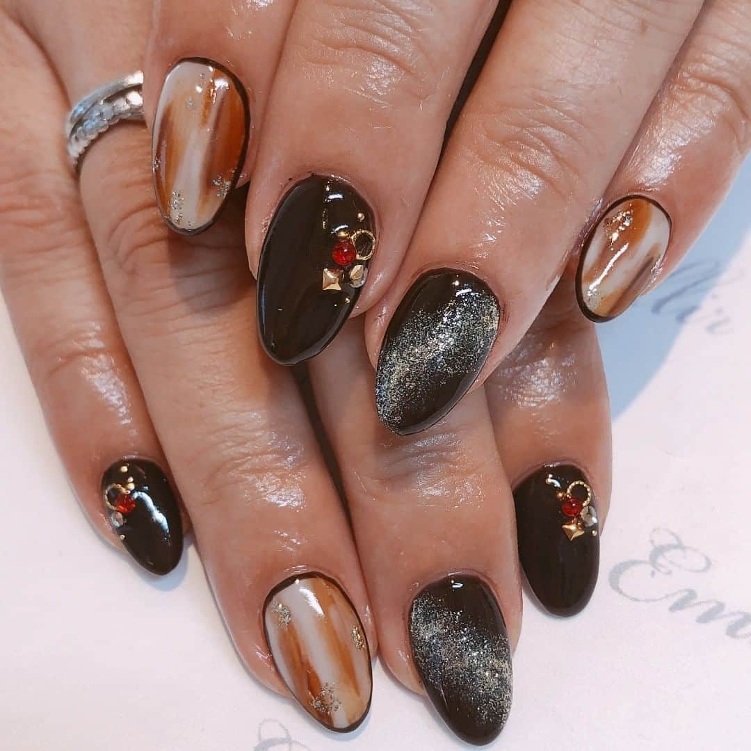 ネイルサロンEmbellir横浜店さんのインスタグラム写真 - (ネイルサロンEmbellir横浜店Instagram)「💅 . . 大人ブラウンネイル！！ . . 落ち着いた#ブラウン系カラー にしたい！というご要望でしたので 甘すぎず大人ブラウンネイルにしました☆☆☆ . . ☆ご予約はお電話または、ホットペッパーにて☆ . . アカウントをクリックするとホットペッパーのURLがございます！！是非アクセスしてください！！ . . #オフィスネイル #ネイルサロン #ネイルデザイン  #ネイルアート #女子力ネイル #シンプルネイル  #横浜ネイルサロン #embellir #アンベリール  #ショートネイル #大人ネイル #トレンドネイル  #おしゃれネイル #大人女子ネイル #人気ネイル  #パラジェル #hpb_nail #ジェルネイル #springnails  #春ネイル #💅 #ネイル好きな人と繋がりたい #横浜  #横浜ネイルサロン #ブラウンネイル」4月4日 15時02分 - embellir111